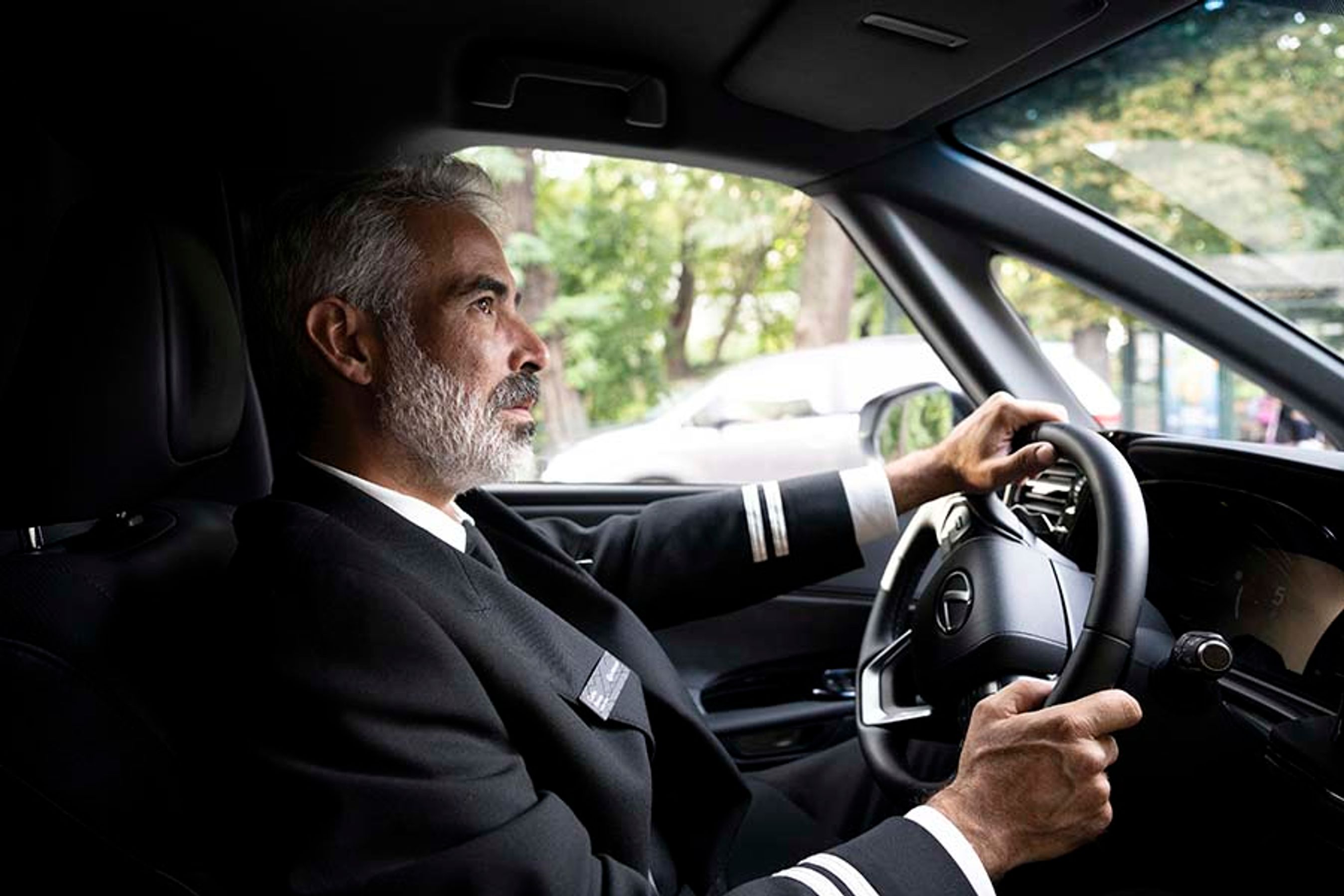 Chaufføren har en fin arbejdsplads, men må døje med en anstrengt motorlyd fra den ikke særlig kraftige hybridmotor. 