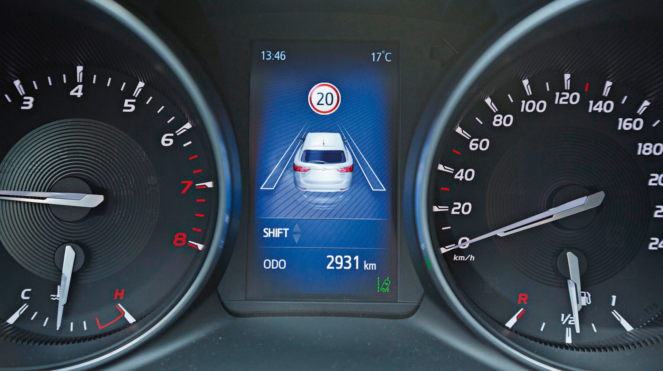 Her vises f.eks. kantlinjer og fartskilte, og der advares, hvis man kører for stærkt eller hen over linjerne.