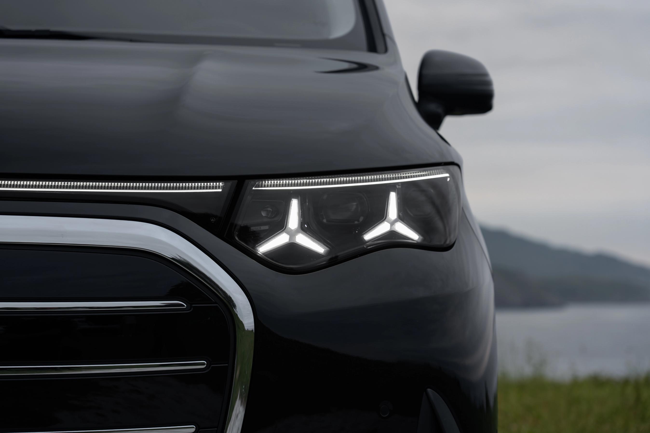 Forlygterne udgøres af stjerner på en Mercedes-Benz VLE
