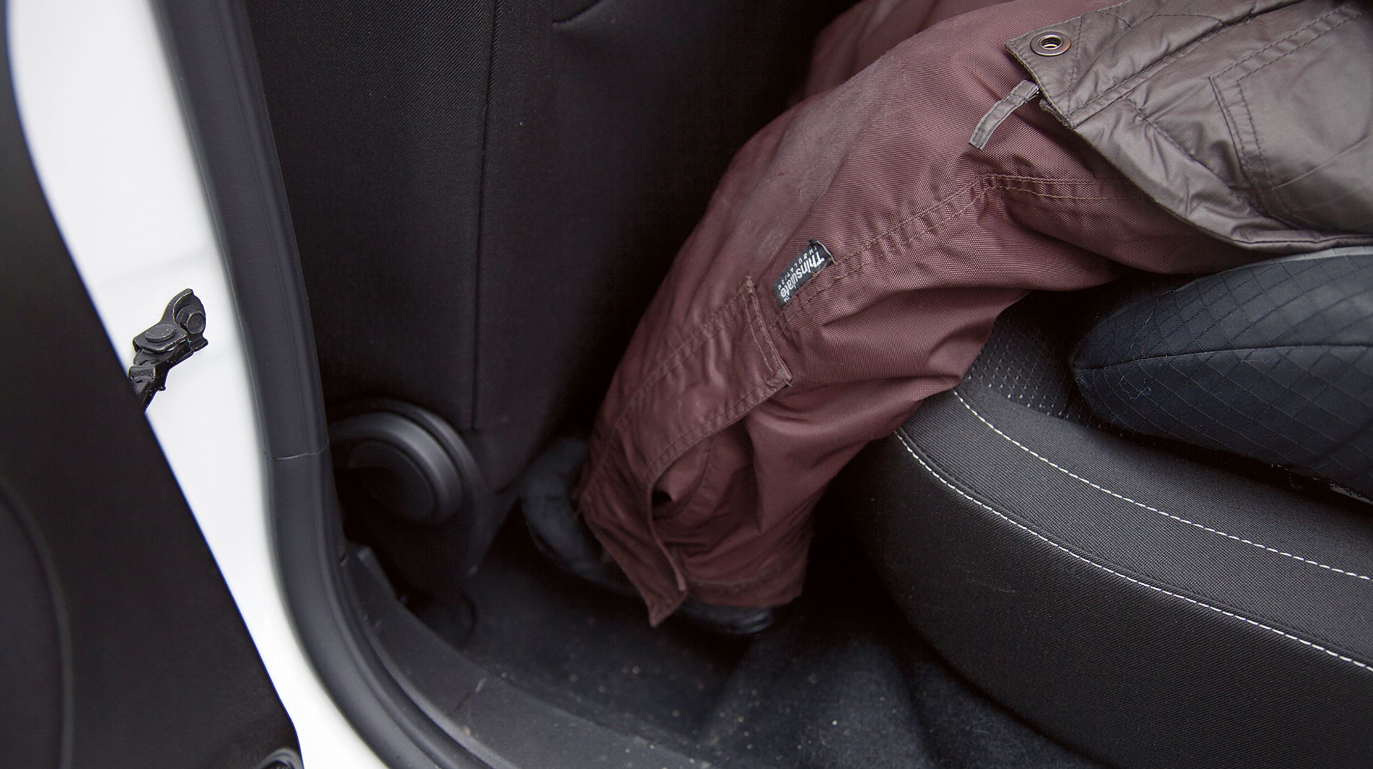 Bag føreren har passageren mindre god plads til bene­ne. For voksne er det ikke det store problem, men der er ikke god plads til børn, der sidder i autostol.