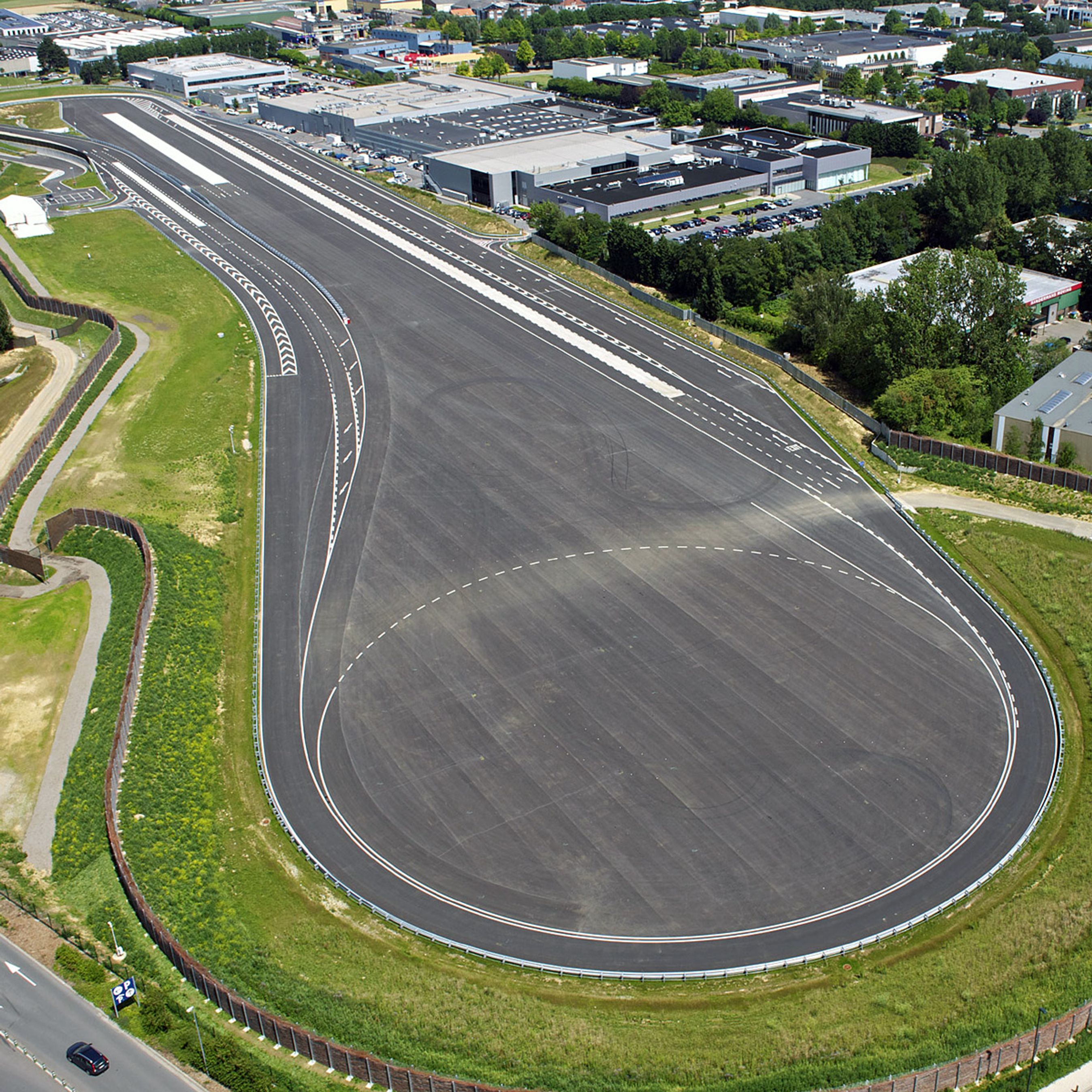 Toyotas testbane Zaventem ligger tæt på Bruxelles lufthavn af samme navn. Den lange bane er 1,4 km, og den rundt glatbane forrest har en diameter på 90 meter.