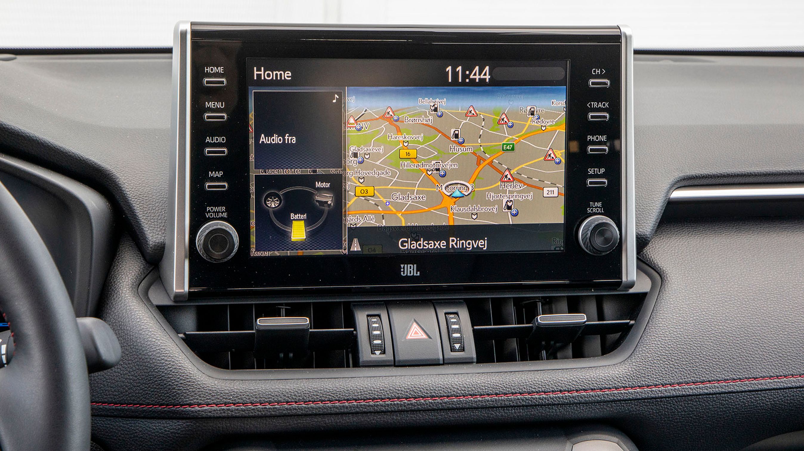 Den 9-tommer store skærm har kabelopkobling til Apple CarPlay og Android Auto samt indbygget DAB-radio og navigationsanlæg. Der er store drejeknapper til lyd og trykknapper, når man skal skifte mellem de forskellige funktioner. Det fungerer godt.