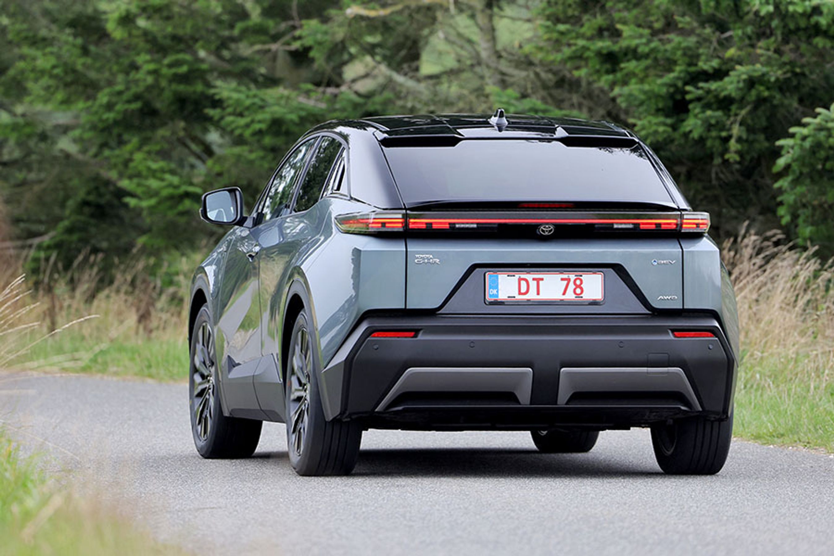 Bagfra er C-HR+ sin helt egen med karakteristisk bremselys og et sportsligt og kantet design. C-HR+ kommer til Danmark i starten af 2026 med mulighed for firehjulstræk. 