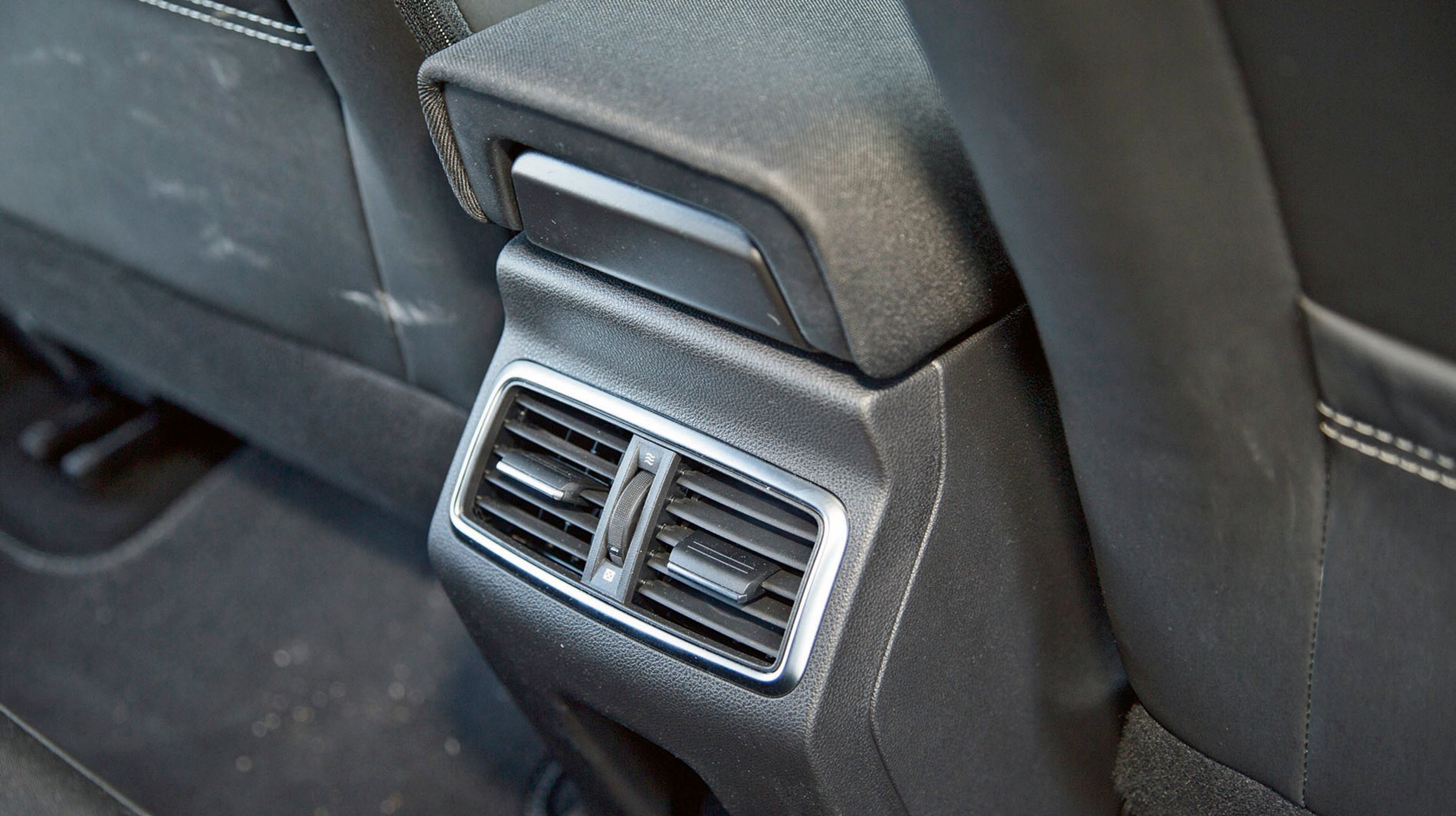 Det er rigtig rart, at Renault har prioriteret komforten på bagsædet højt. Friskluftdyser er standard.