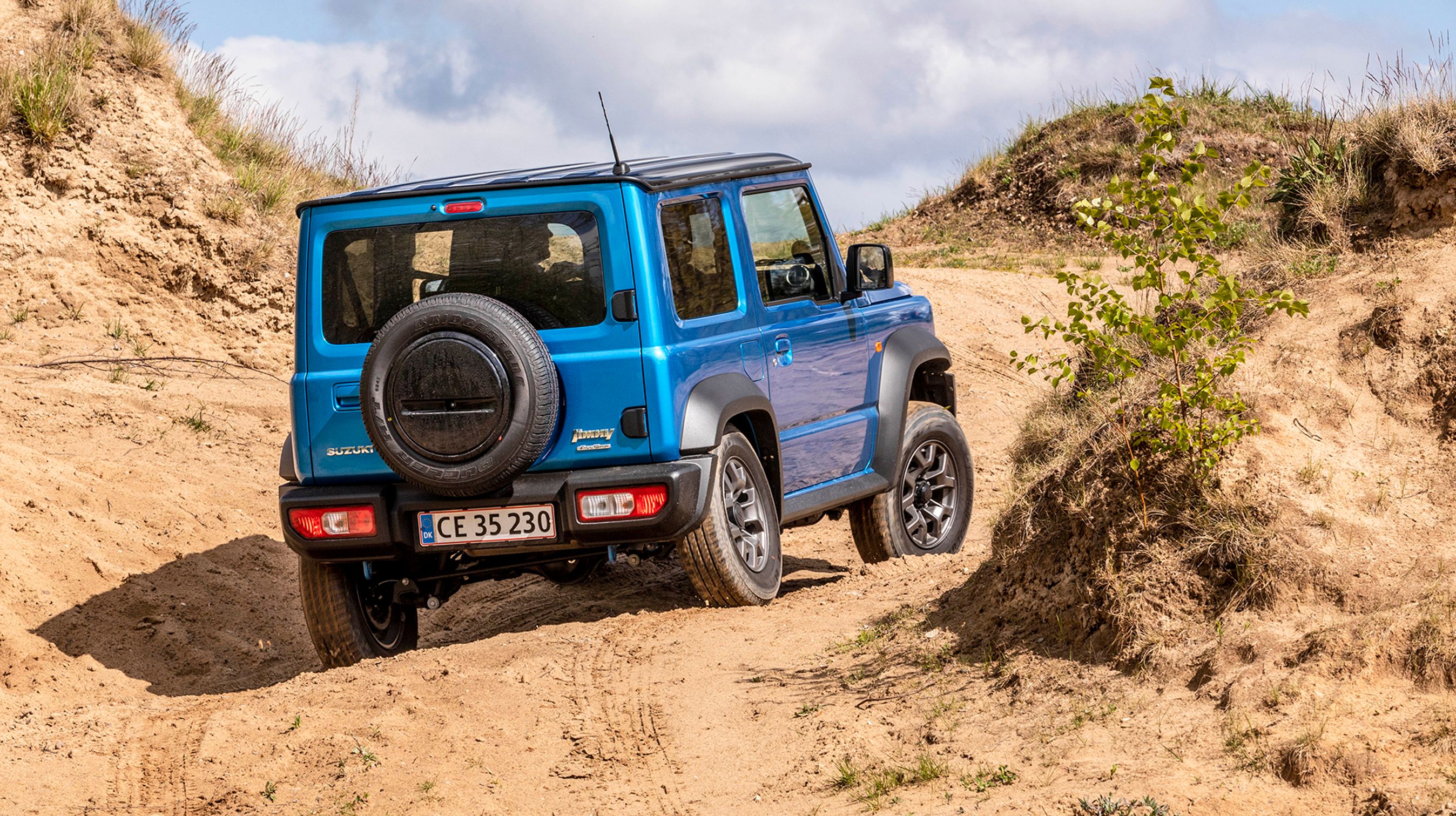 I terrænet er Jimny på hjemmebane. Den lille bil har både firehjulstræk og reduktionsgear. Det gør det muligt at komme frem – næsten – overalt.