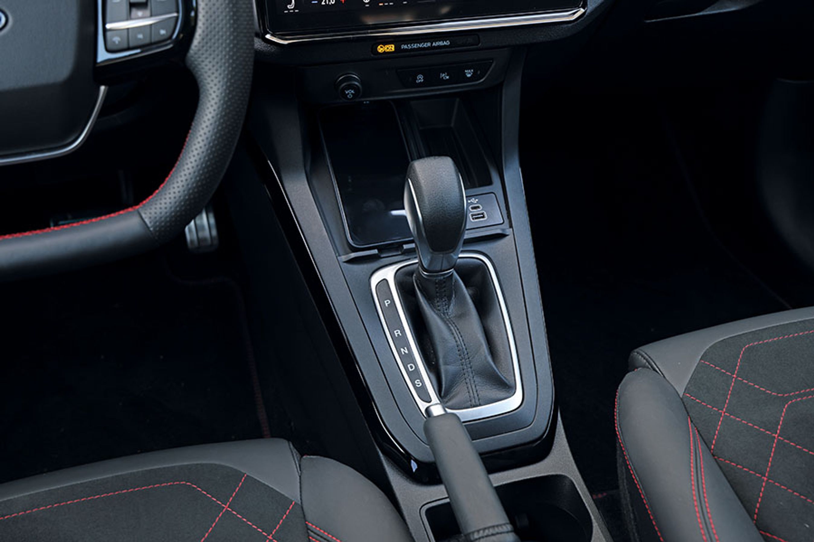 I udgaven med den trecylindrede turbomotor med 155 hk er der altid et syvtrins automatgear i form af en dobbeltkoblingsgearkasse. Den skifter smidigt, men sætter ofte i gang lidt hårdt.