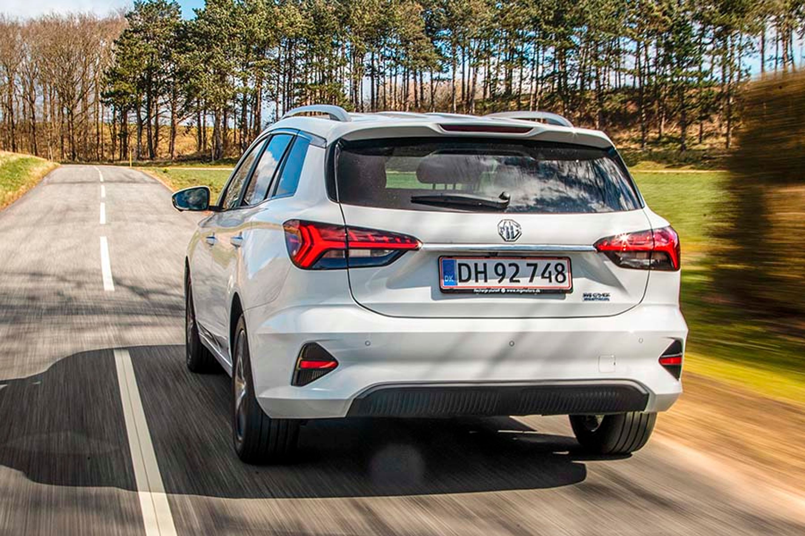 Designet er vel nærmest det, man kan kalde klassisk, og det betyder rolige linjer, store glasarealer og en bagklap, der åbner generøst til det ret rummelige bagagerum.