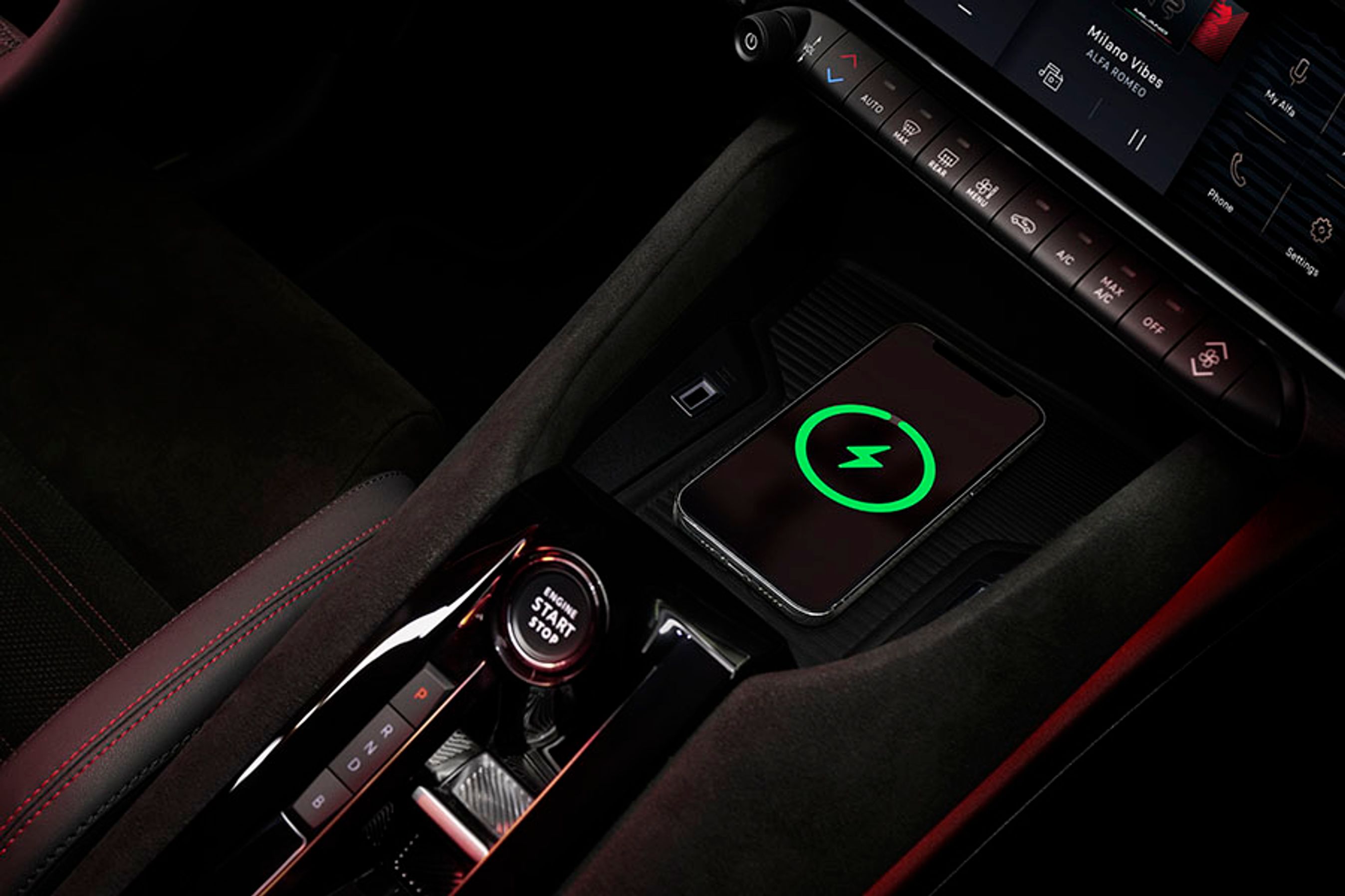 Gearvælgeren er placeret mellem forsæderne, og er magen til den, man finder i flere andre modeller fra Stellantis. Foran den er der plads til en trådløs mobiloplader.