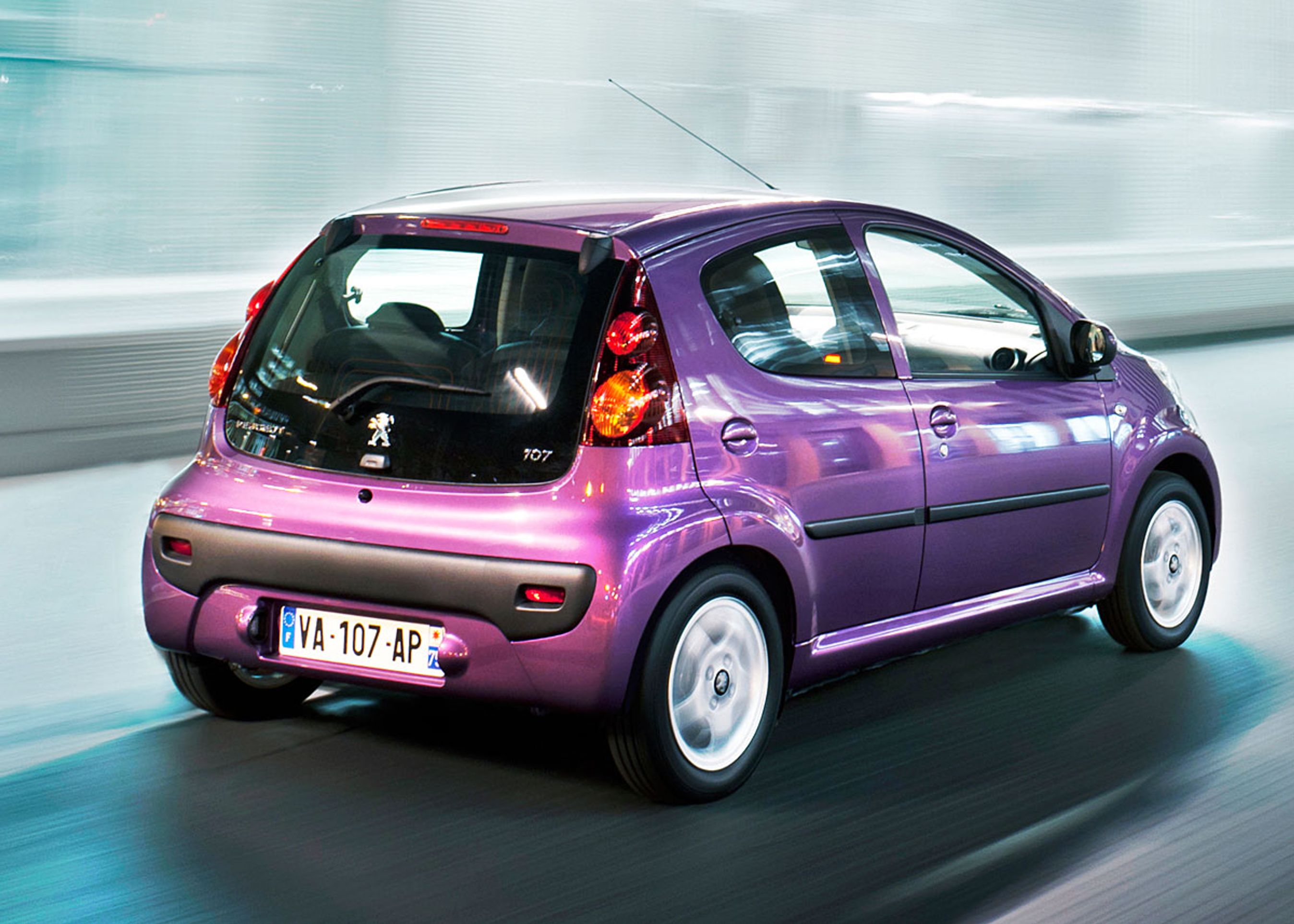 Baglygterne er i sort design, der indrammer selve lygterne med en rubinrød farve.