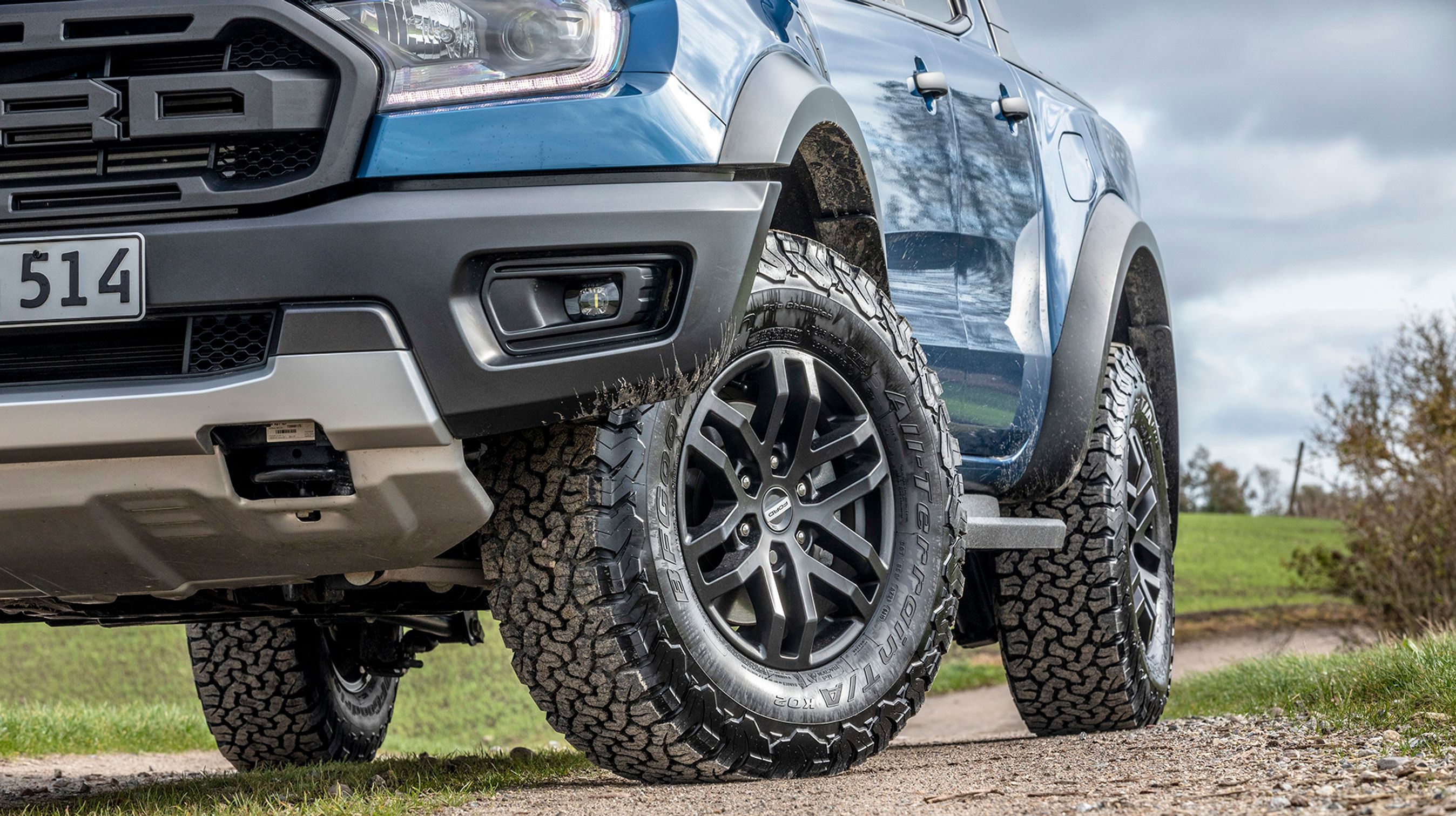 Det er enorme mudderdæk bilen leveres med, men på landevejen er den overraskende rolig at køre med.