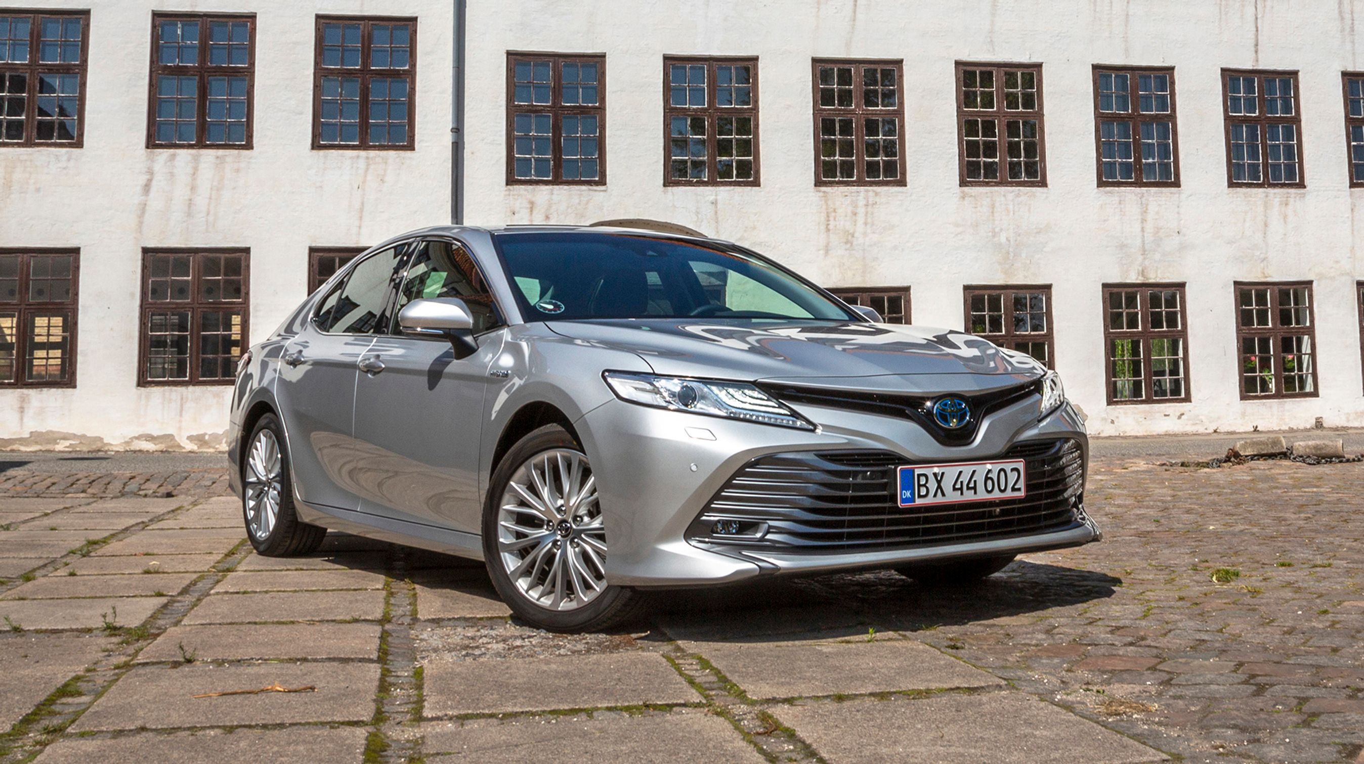 Toyota Camry set forfra