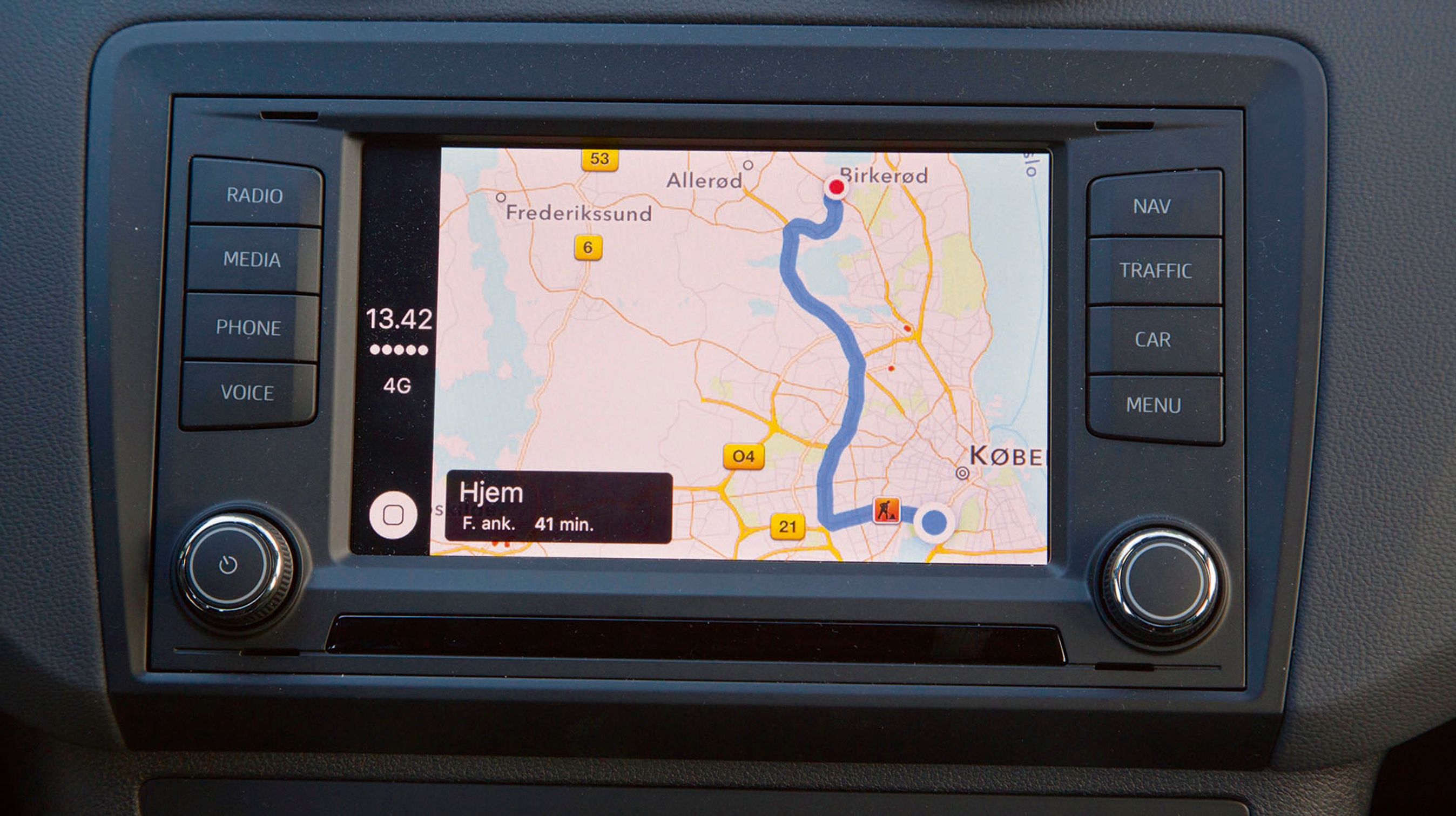 Man kan tilkøbe navigationsanlæg for 7.800 kr. eller benytte den navigation, man evt. har på mobilen, hvis man har tilkøbt Link-pakken.