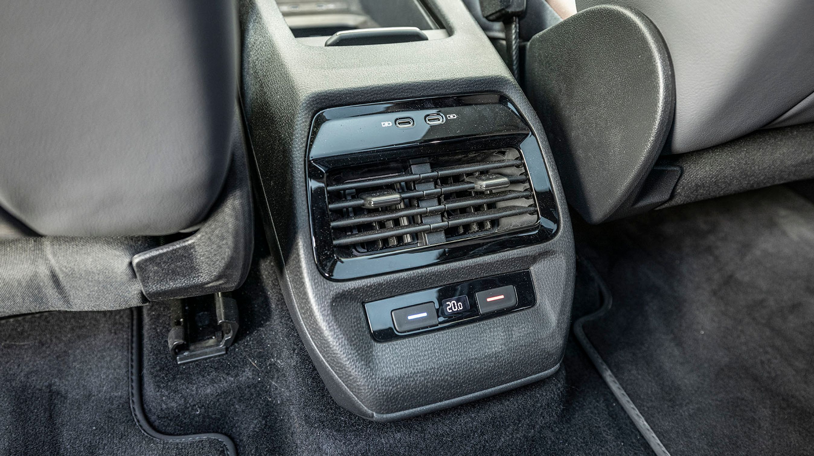 Der er friskluftdyser til bagsædepassagererne mellem forsæderne, og under den er der to USB-udtag. Sidstnævnte er dog ikke standardudstyr.