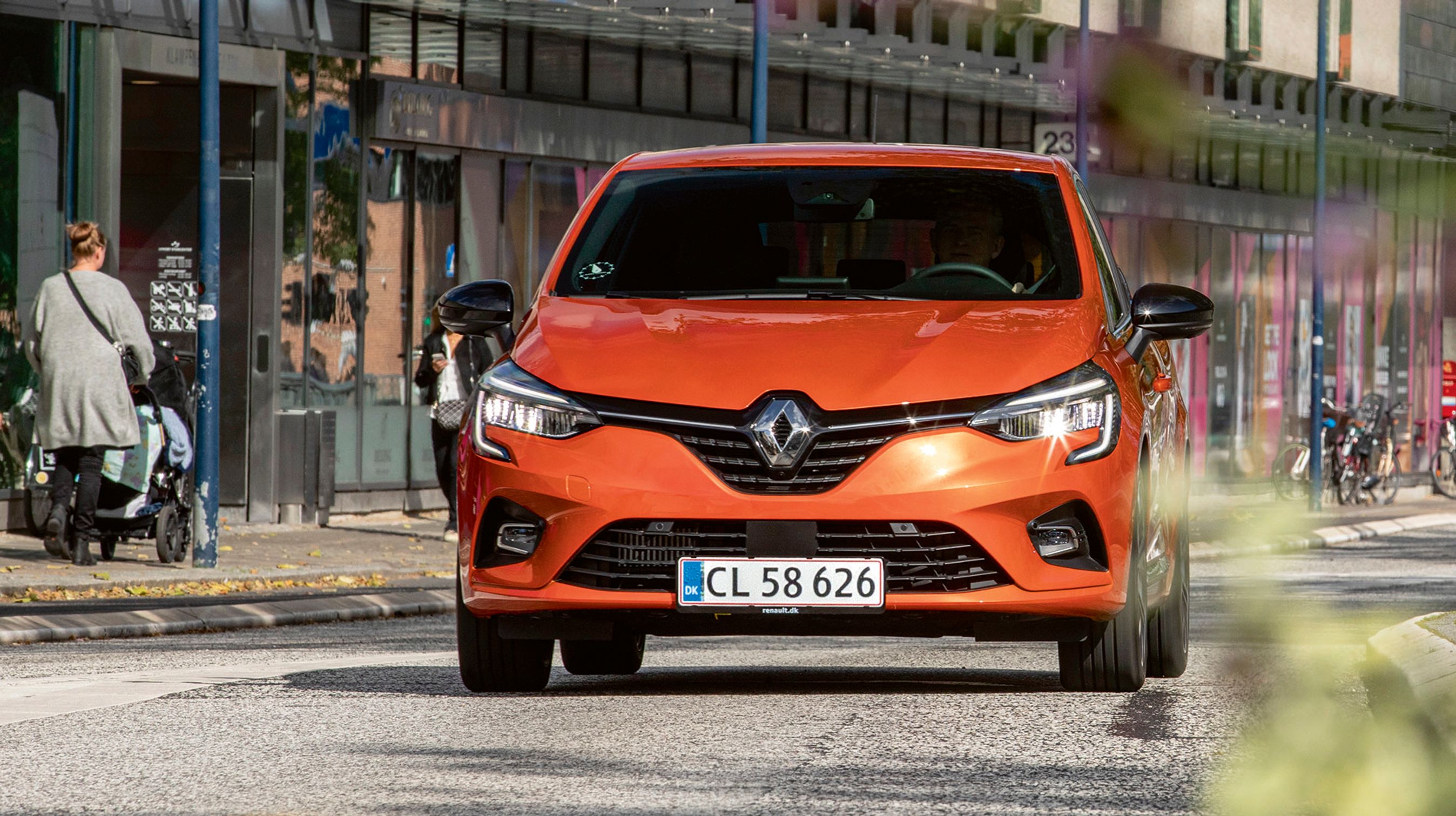 Fronten på den nye Renault Clio har fået et stort logo i midten, en lille radar til nødbremsen over nummerpladen og LED-forlygter. Billigste udgave ventes at koste 140.000-150.000 kr.