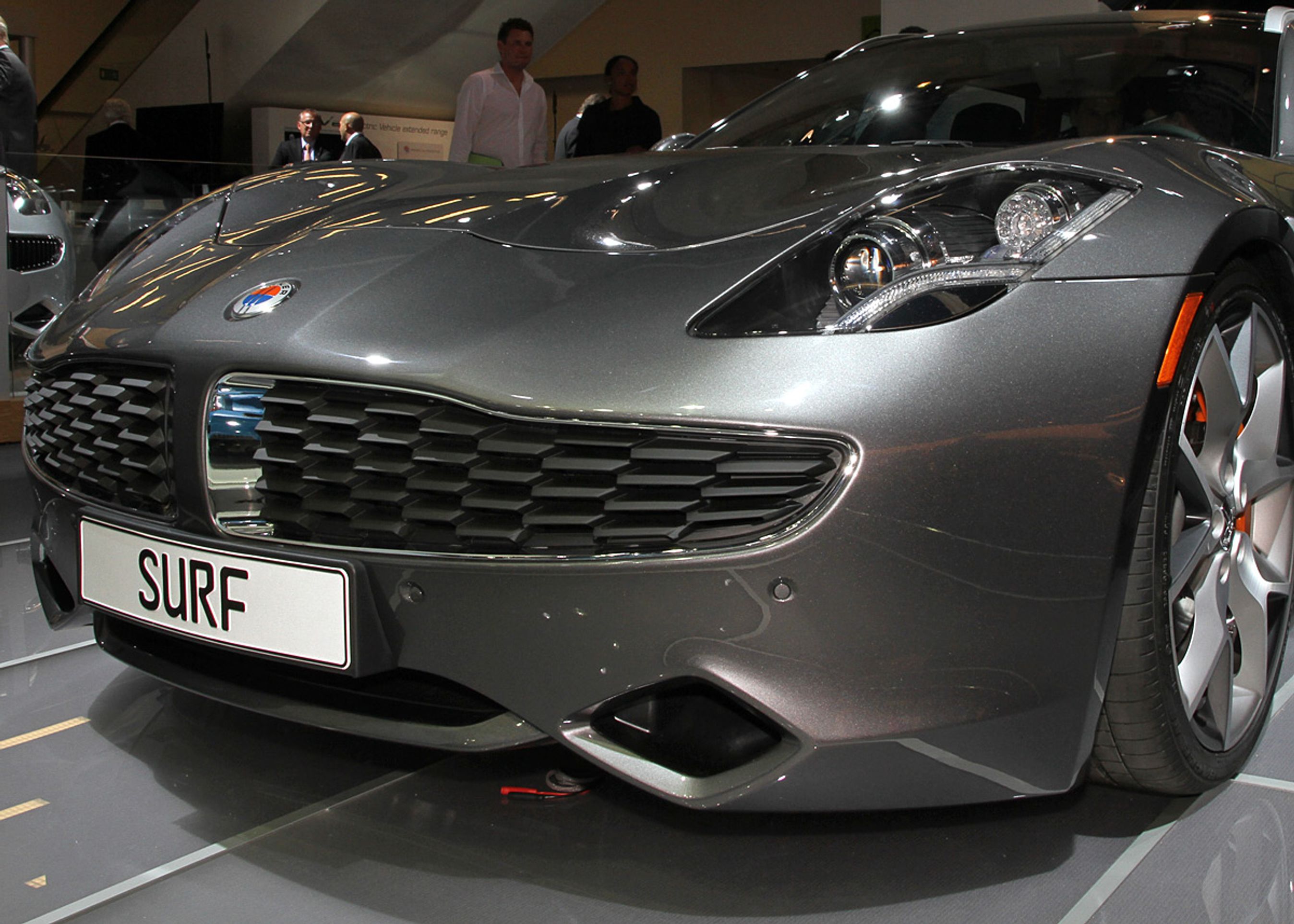 Surf har fået en anden grill med vandrette kunststoflameller i modsætning til sedanens mere noble lodrette grill.