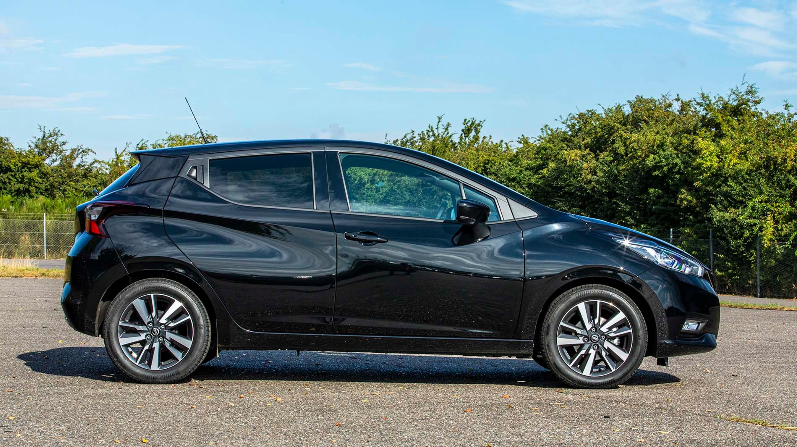 I Tekna-versionen er 16-tommer letmetalfælge standard. Designet er flot, og Micra skiller sig ud fra mængden med mange smarte detaljer, der dog bedre kommer til sin ret, hvis man vælger den i andre farver end den viste.