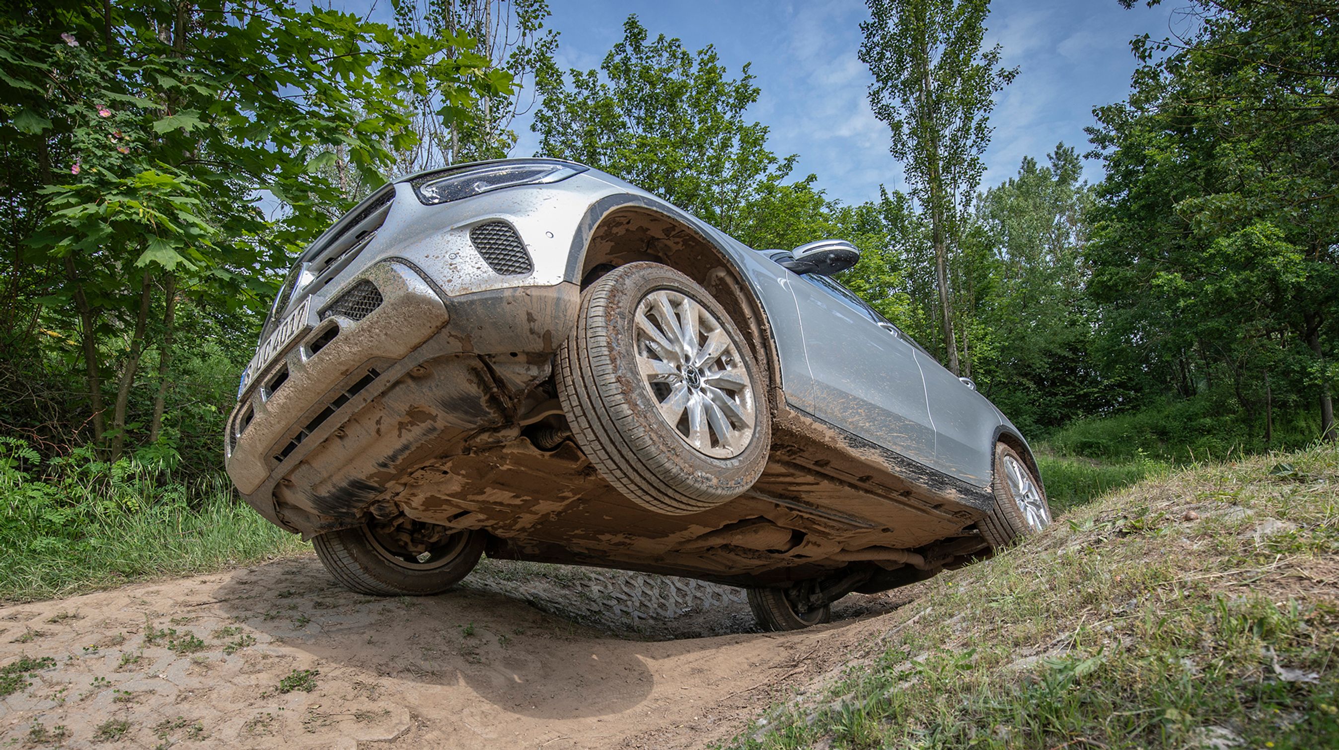 Tilkøber man luftaffjedring kan bilens frihøjde øges til 24,5 cm, og det giver endnu bedre fremkommelighed i terrænet.
