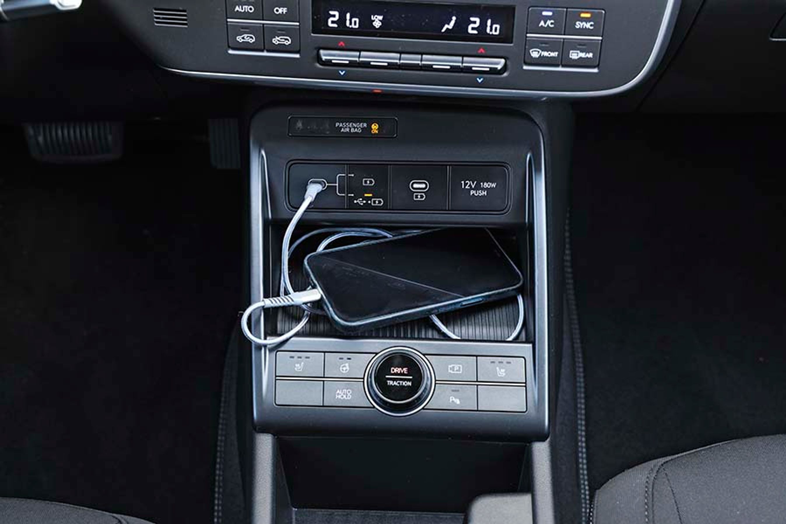 En sjov detalje er det venstre USB-C stik. Her kan du med en knap beslutte, om du kun vil bruge stikket til at lade, eller om du vil bruge Android Auto/Apple CarPlay via kabel. Det virker nemlig ikke trådløst.