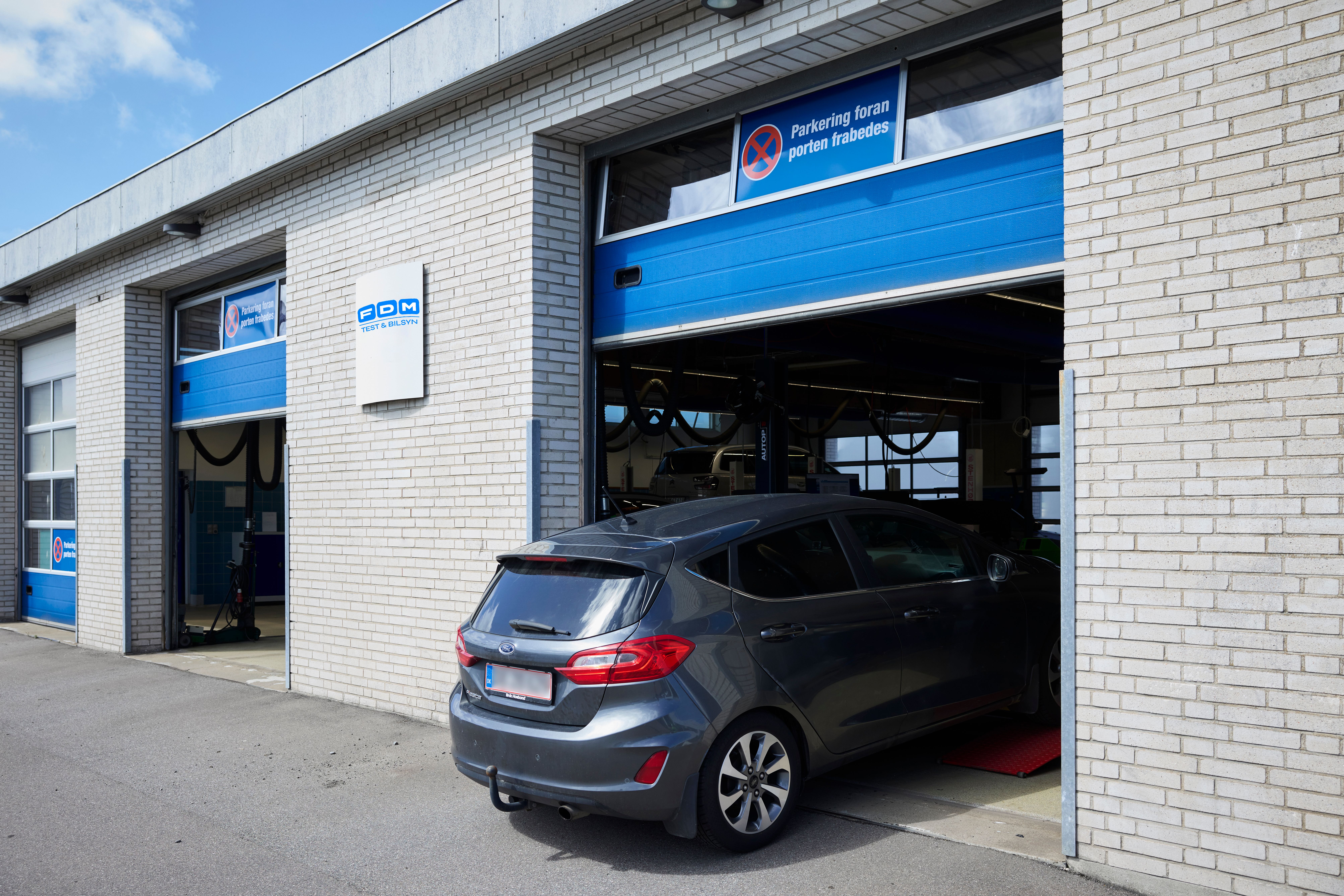 En bil kører ind i et testcenter hos FDM