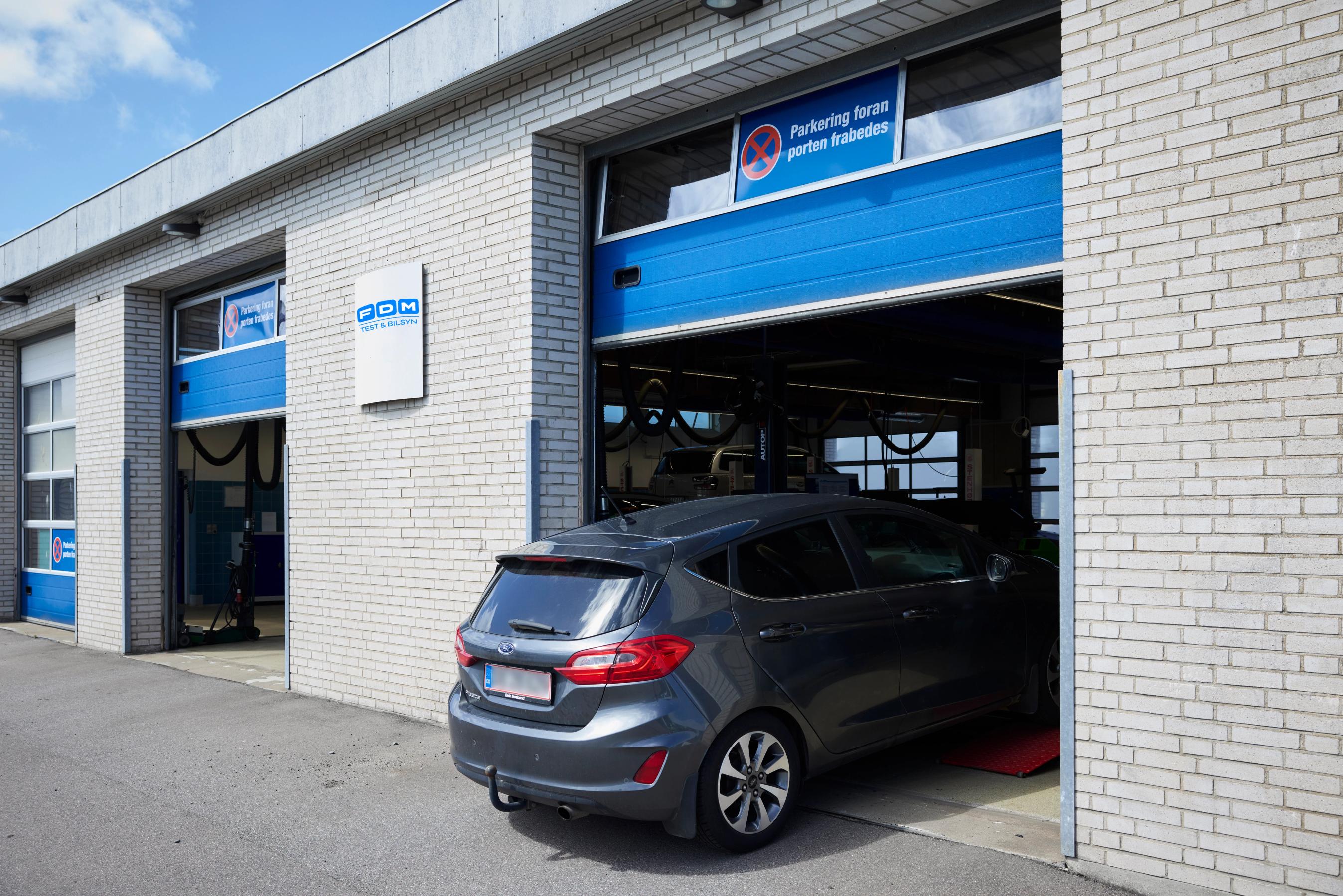 En bil kører ind i et testcenter hos FDM