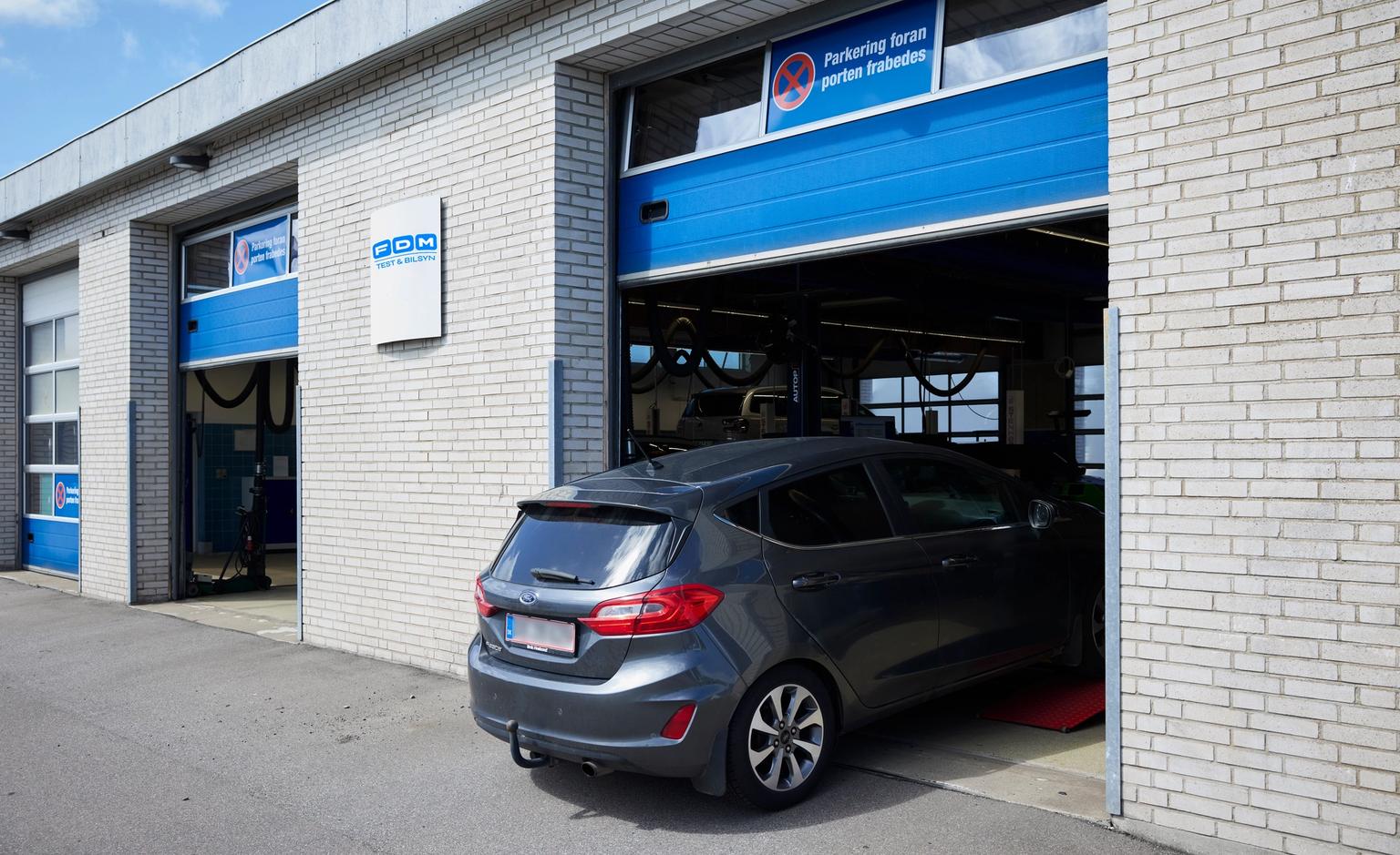 En bil kører ind i et testcenter hos FDM