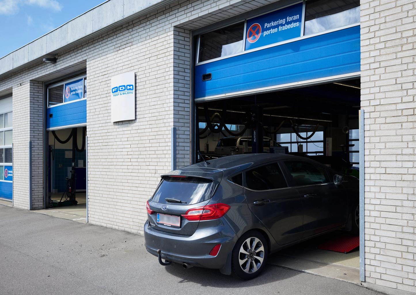 En bil kører ind i et testcenter hos FDM