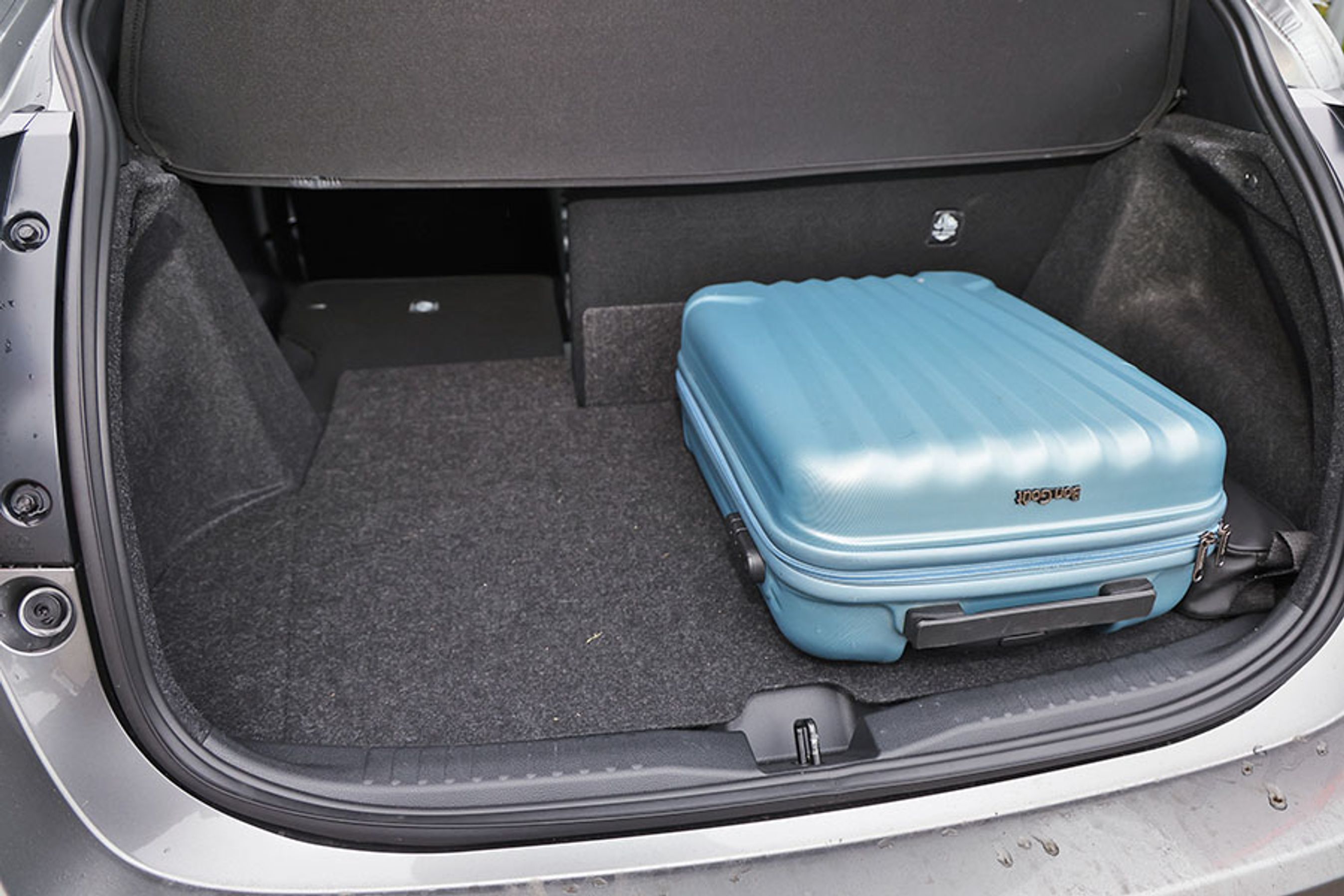 Med 170 liters bagagerum er det ikke en decideret familiebil eller en bil for golfspillere. Der er nærmest ingen plads, fordi firehjulstrækket optager plads, hvor der normalt vil være lidt flere bagagerumsliter.   