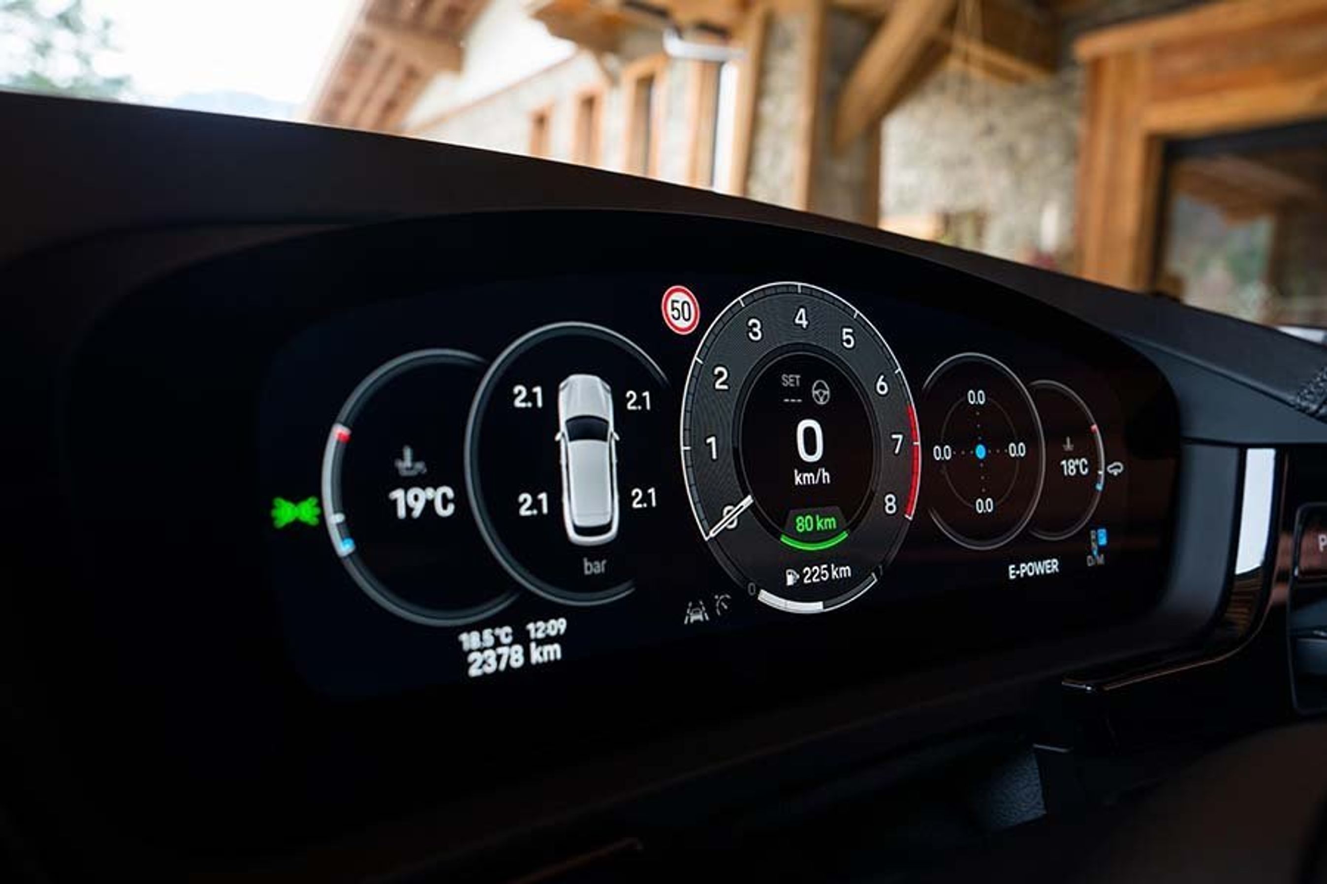 Instrumenter i en Porsche Cayenne viser bl.a. farten