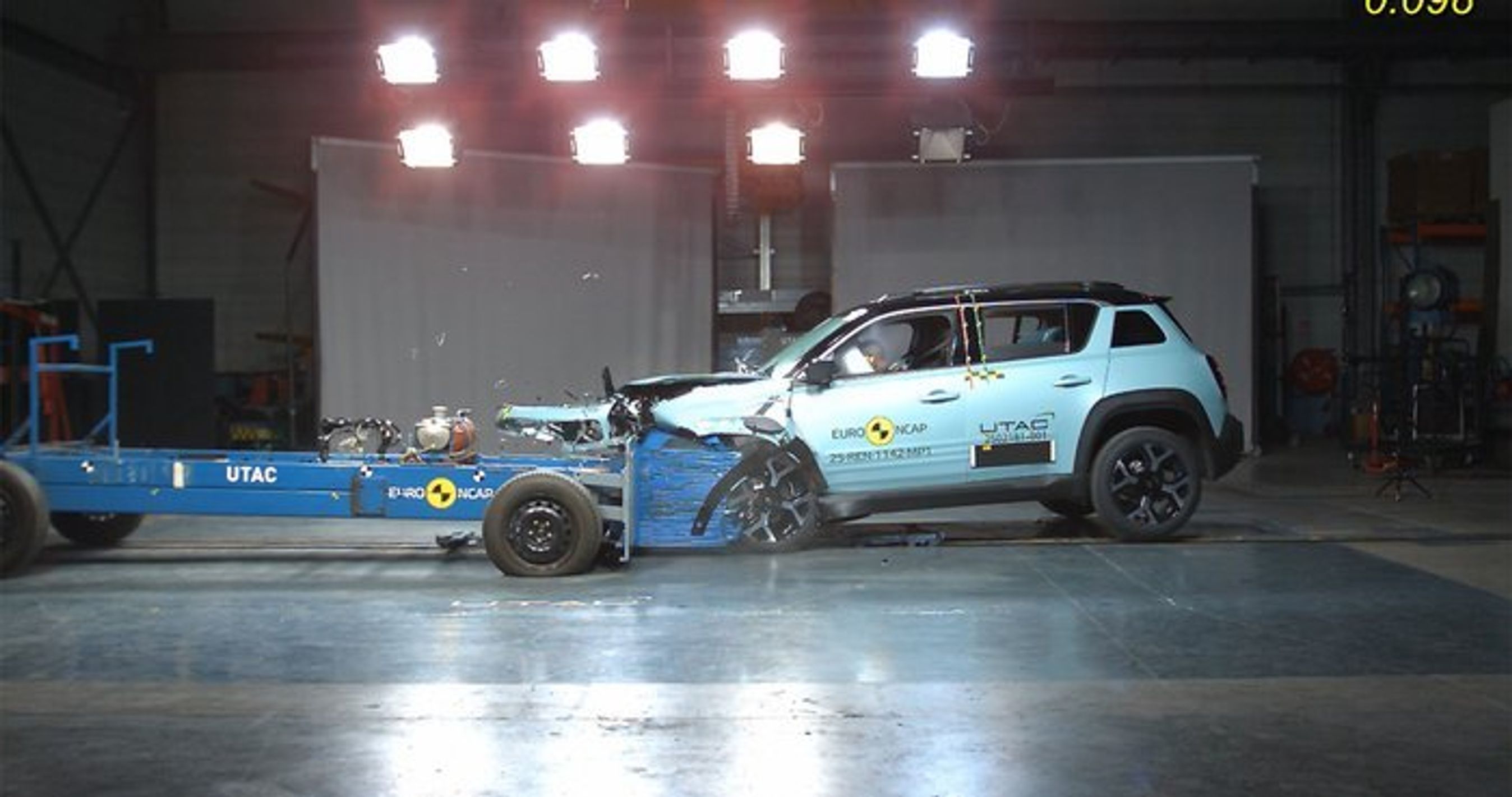 Crashtest af lyseblå Renault 4