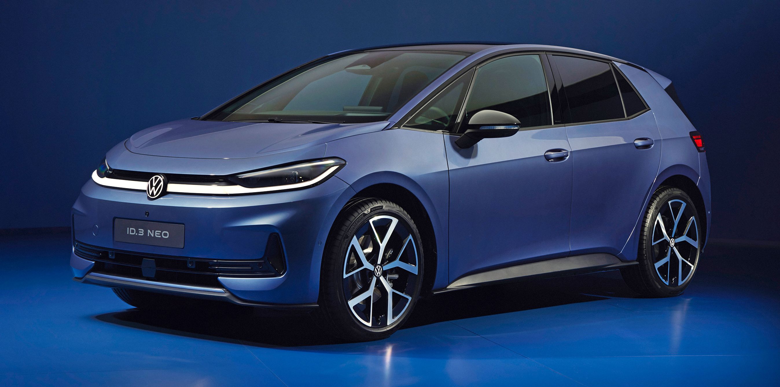 Blå VW ID.3 Neo skråt forfra.
