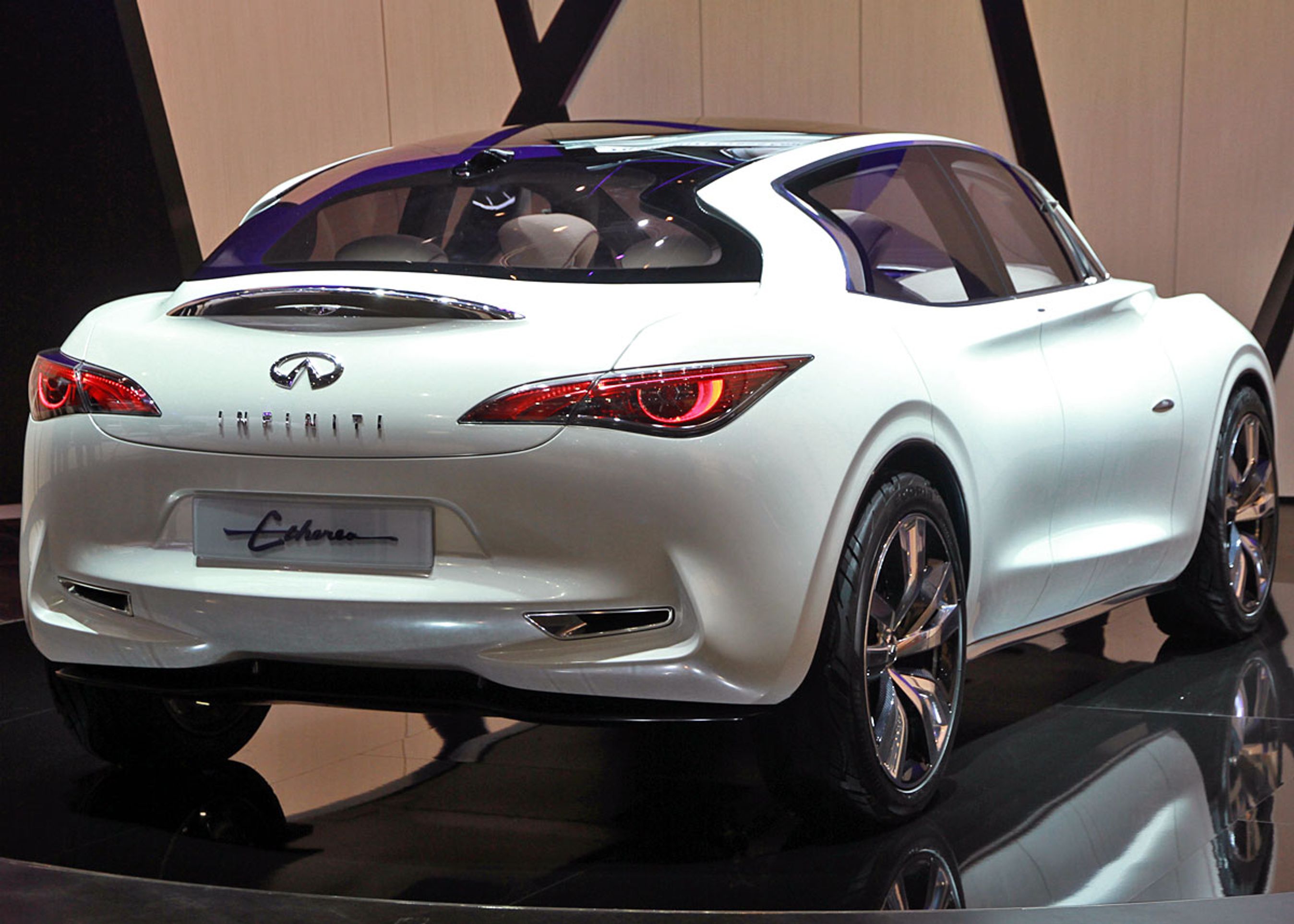 Infiniti Etherea har et noget aparte bagparti. Det er en femdørs hatchback, der prøver at ligne en coupé.