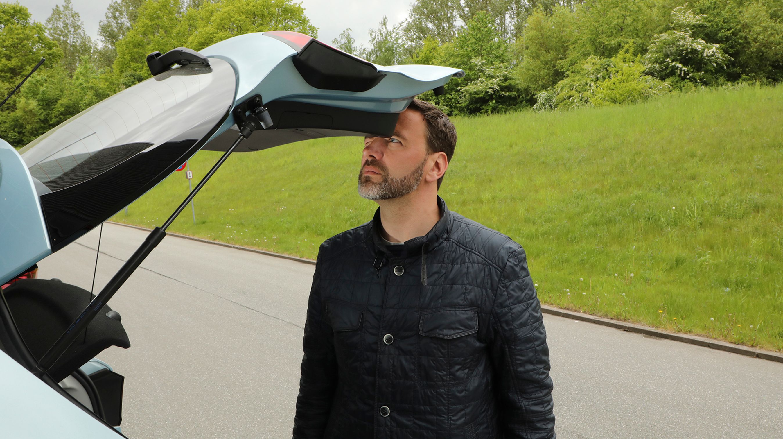 Bagklappen åbner ikke særlig højt, og det er både farligt og irriterende for høje personer.