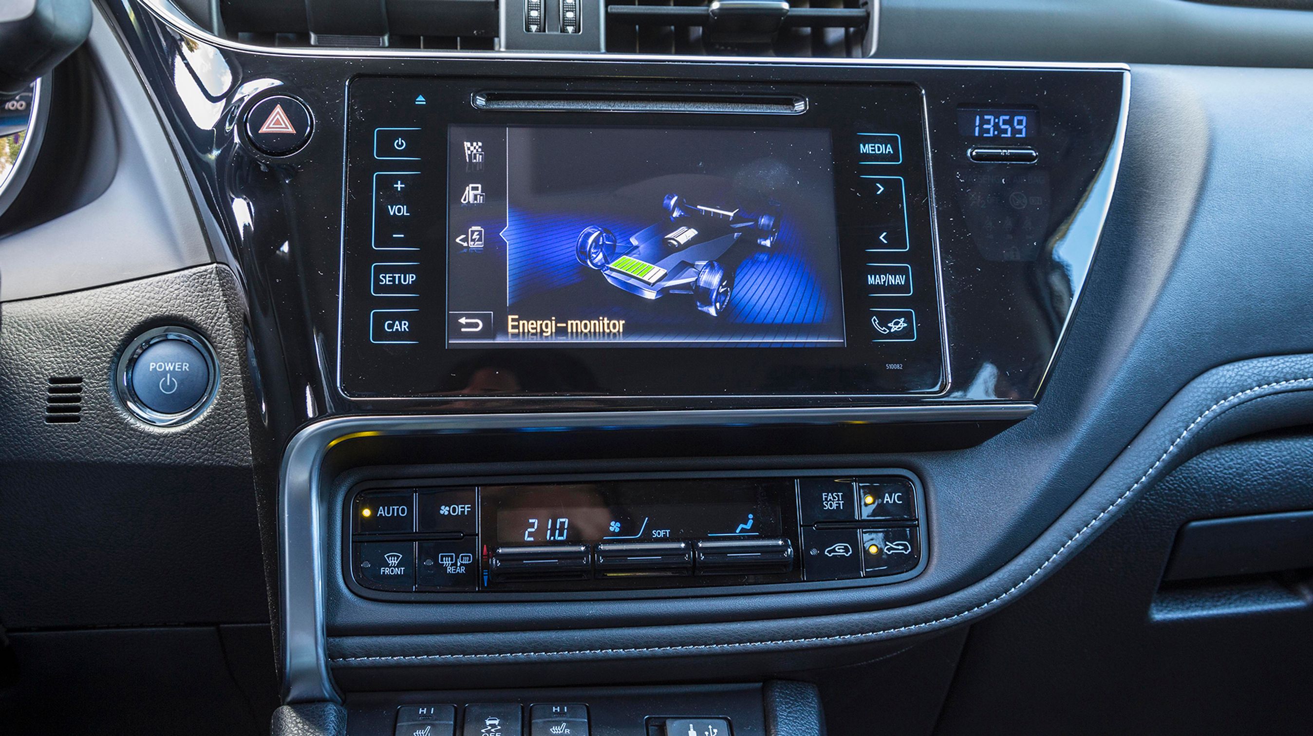 Det er sjovt at følge med i energi-flowet, når man kører i Auris Hybrid. Når man bremser eller kører ned ad bakke lades batteriet op, mens strømmen går den anden vej, når man accelererer hårdt. I blandt kan den køre på el alene, hvis man er rolig med speederen.