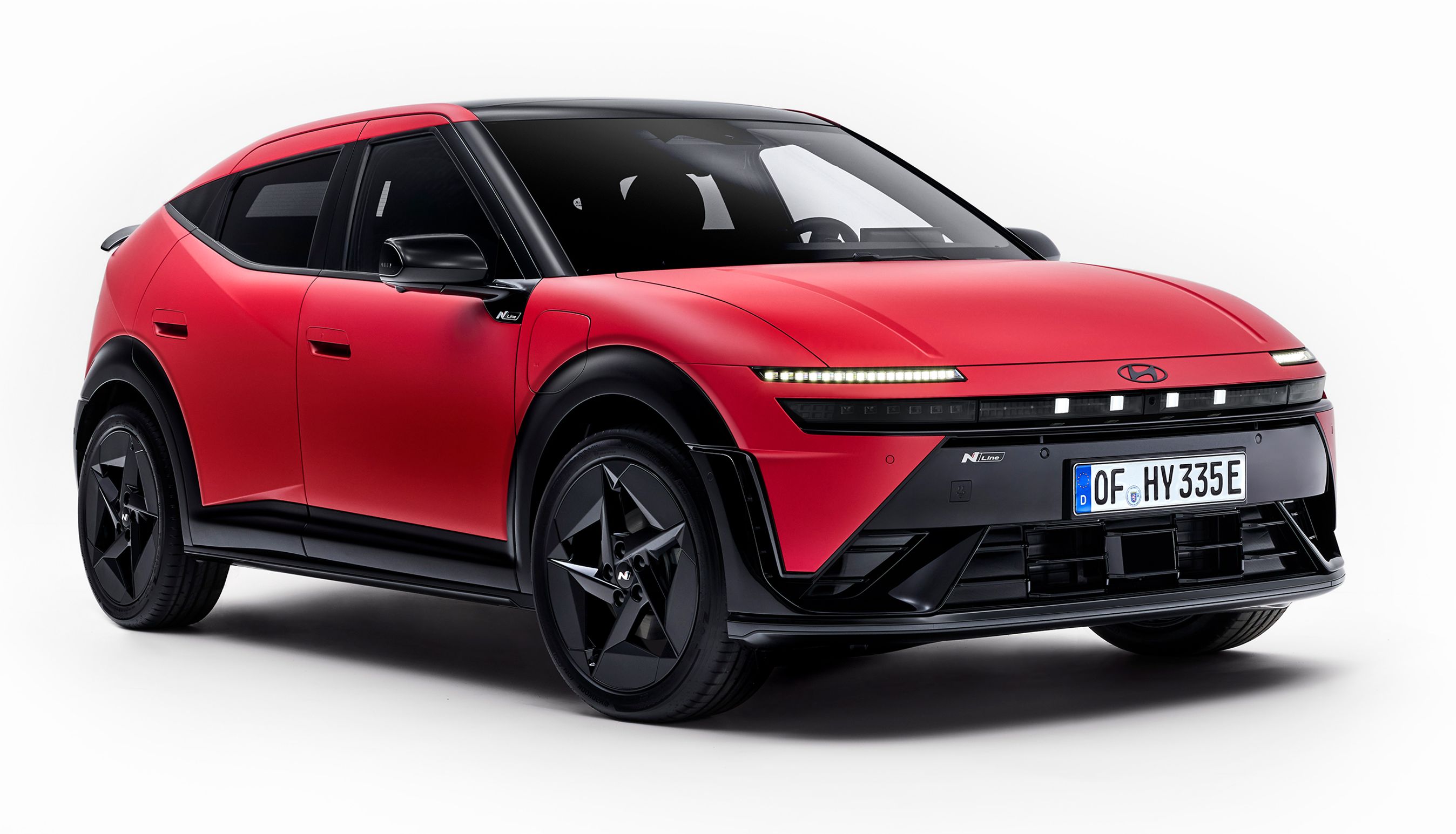 Rød Hyundai Ioniq 3 skråt forfra.