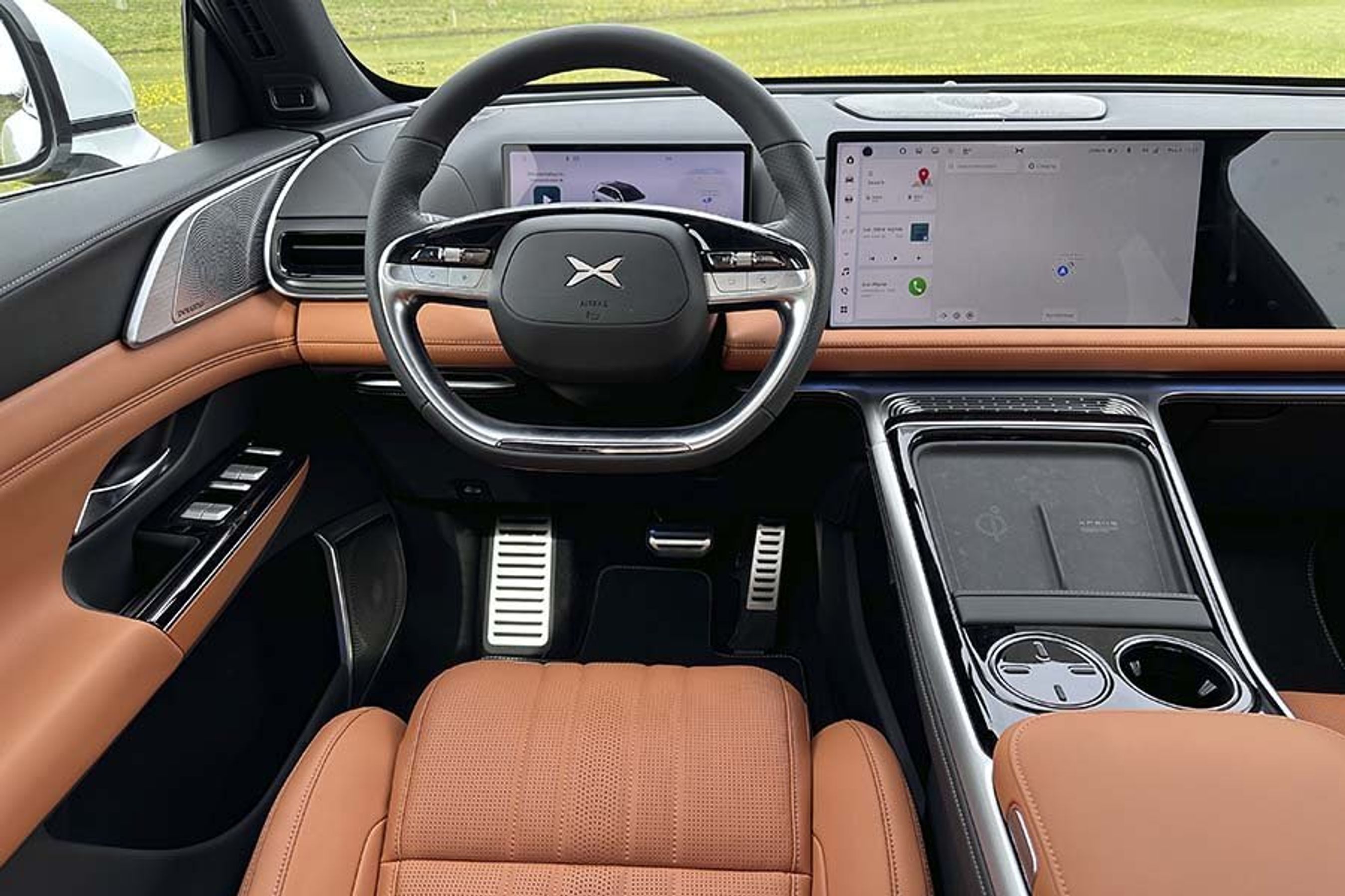 Kabinen i en Xpeng G9 med lædersædewr