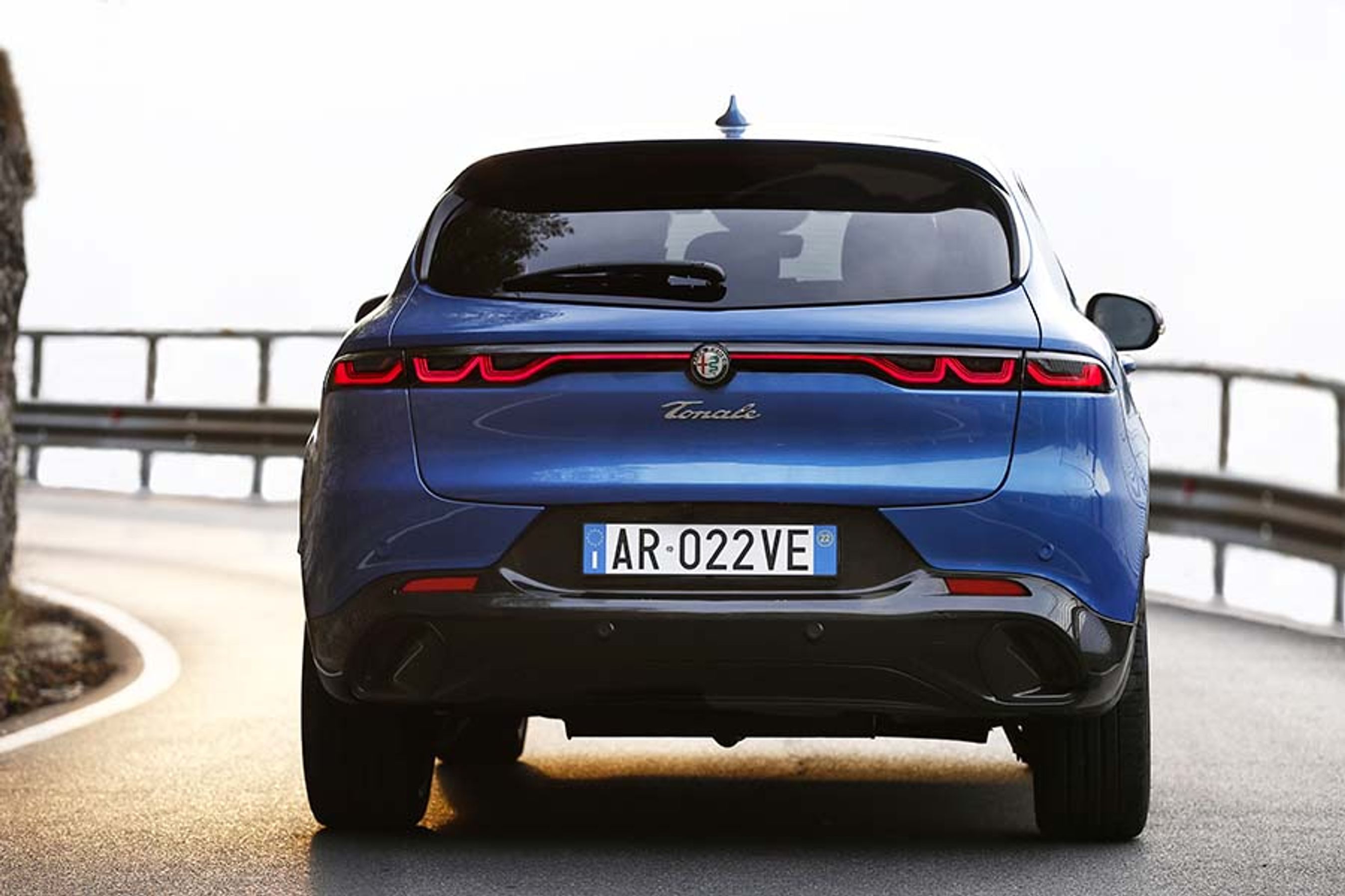 Alfa Romeo Tonale er en mellemklasse-SUV, og den er første nye bilmodel fra det italienske bilmærke i fem år. Vi skal dog vente næsten et år, før plugin-hybriden kommer, og bilen for alvor kan lanceres i Danmark.