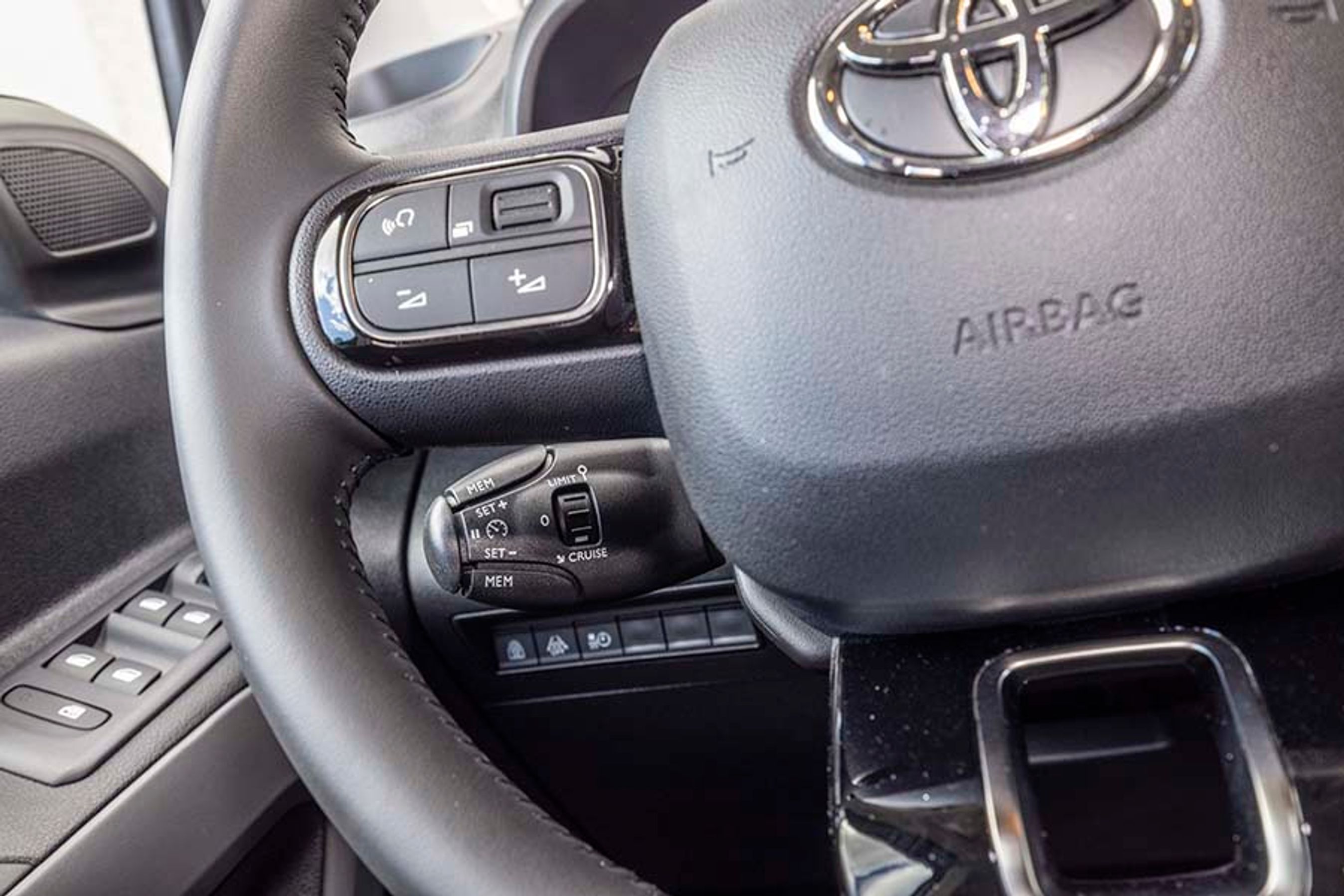 Fartpiloten finder du bag rattet på en kontaktarm. Det er klassisk Citroën/Peugeot, men ikke det de prædker på deres nye modeller, hvor fartpiloten betjenes via ratknapper.