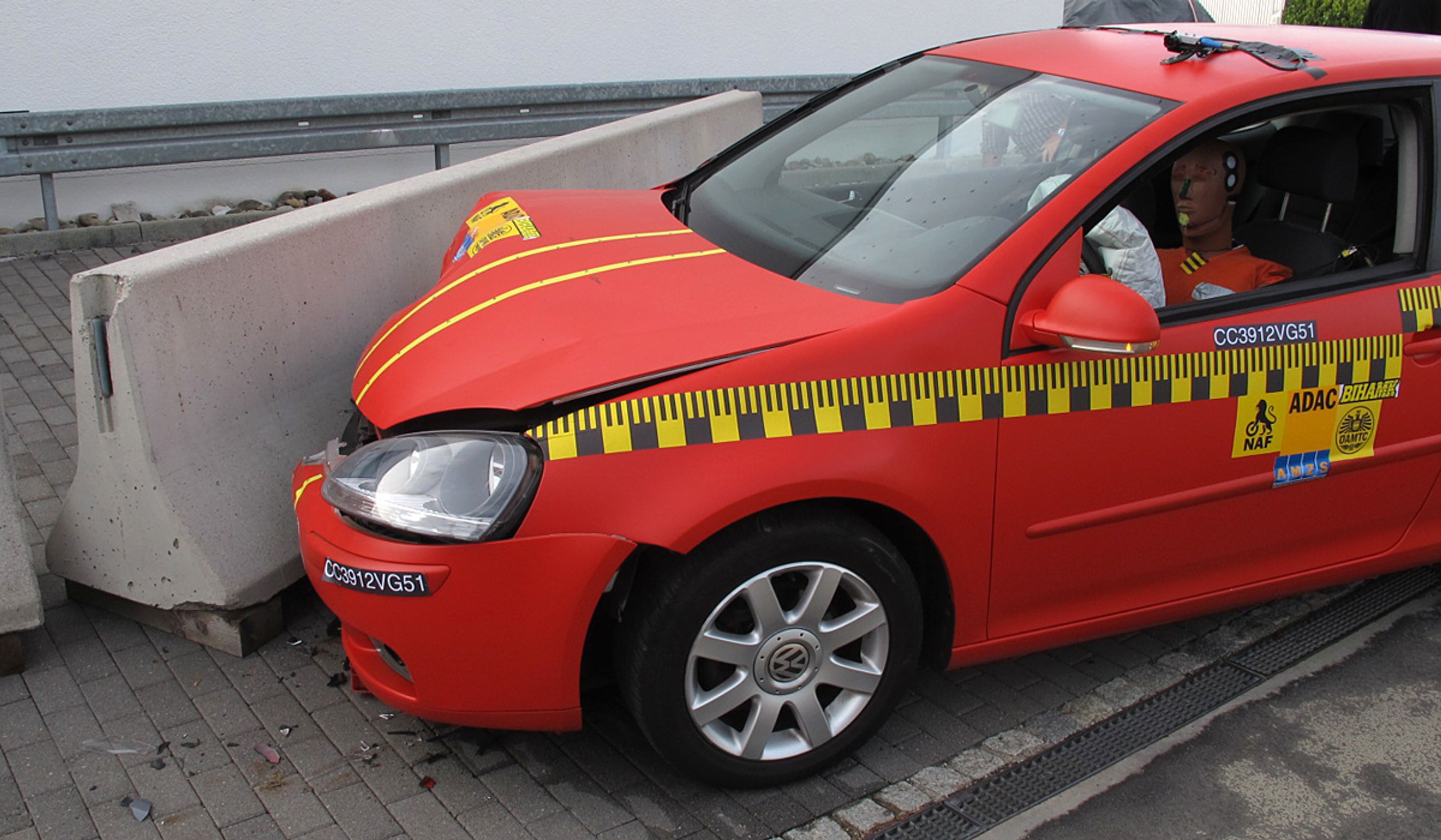 Med frakoblet multifunktionsbremse rammer Golfen betonbarrieren med 25 km i timen.