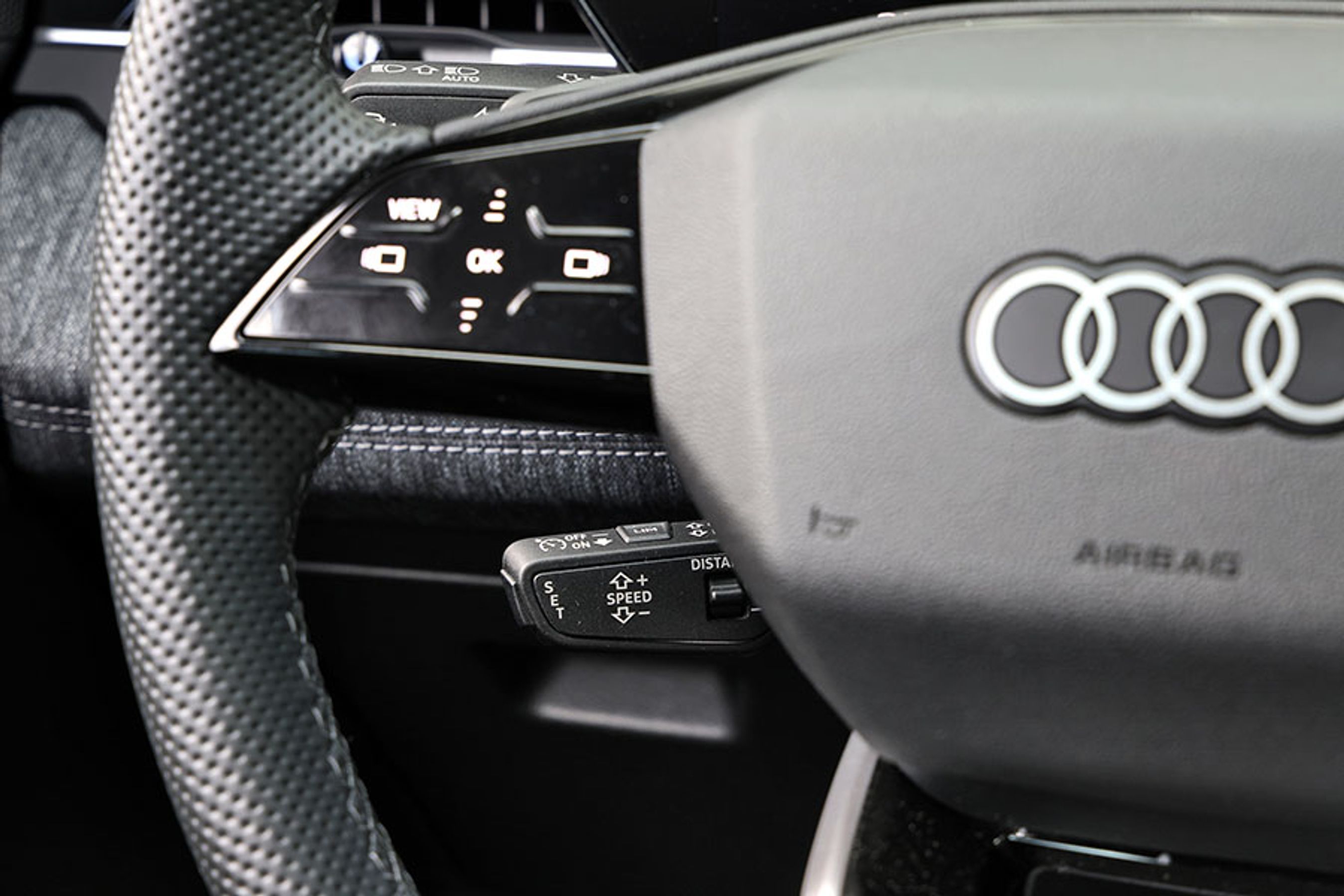 Der er adaptiv fartpilot på alle udgaver af Audi Q6 e-tron. Den tager lidt tilvænning at betjene, hvis du ikke tidligere har kørt Audi. Til gengæld er den let at finde i blinde, når du har vænnet dig til den.