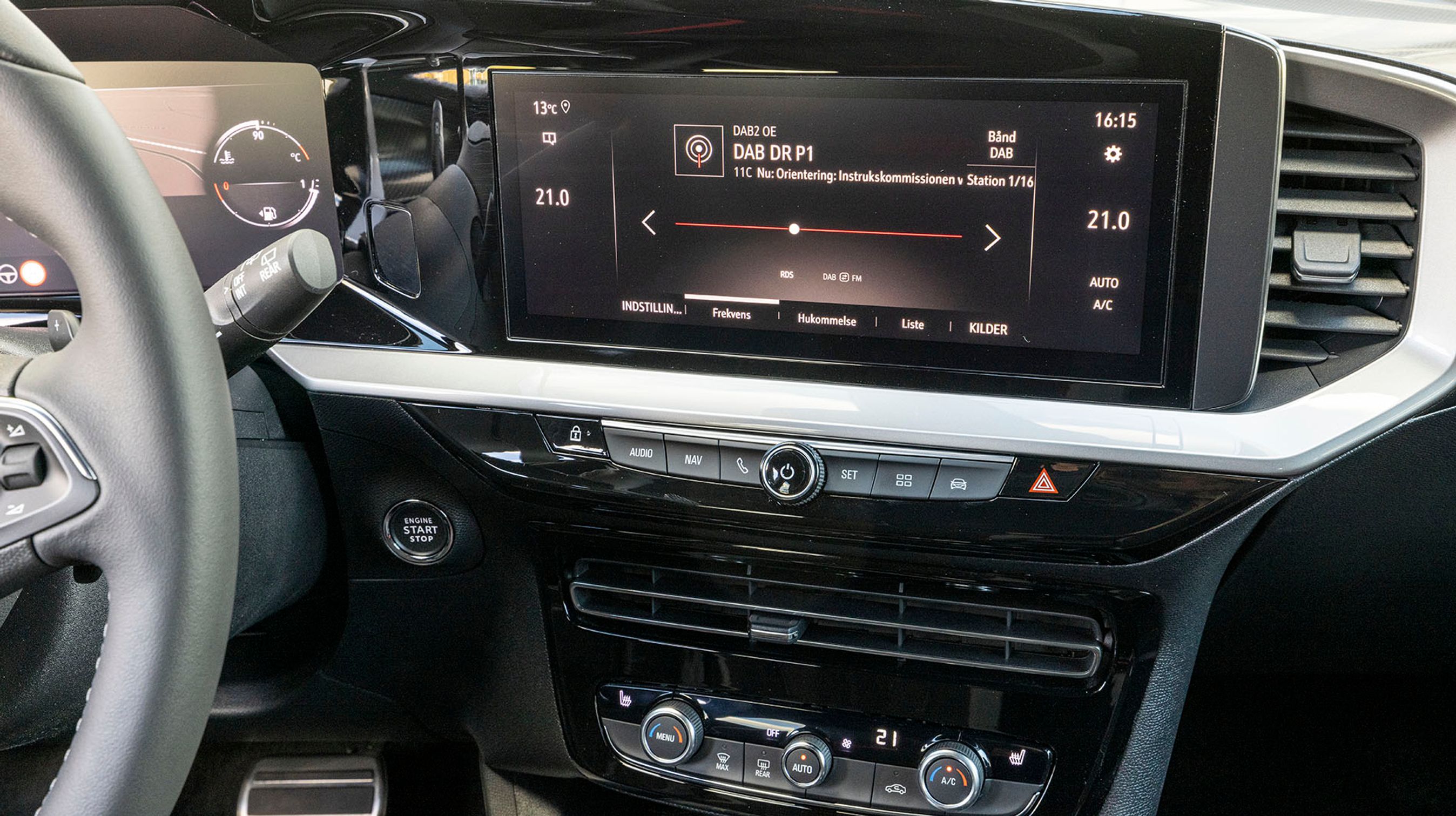 Fra den store skærm til højre for rattet styres primært infotainment og navigation. Klimanlægget og andre komfortfunktioner som varme i sæderne styres med gammeldags knapper, og det fungerer fint.