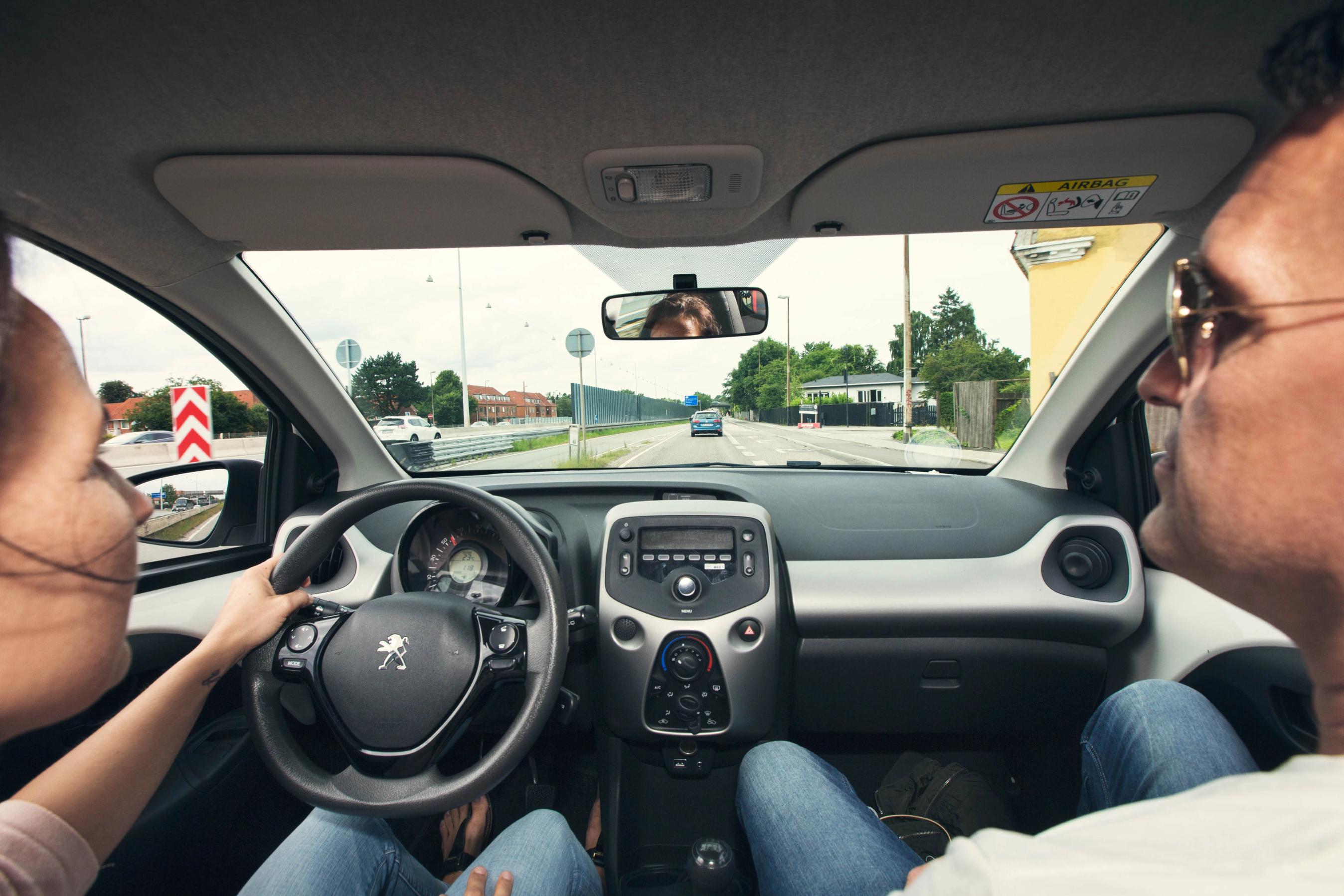 Blik indefra kabinen, mens bil kører fremad.