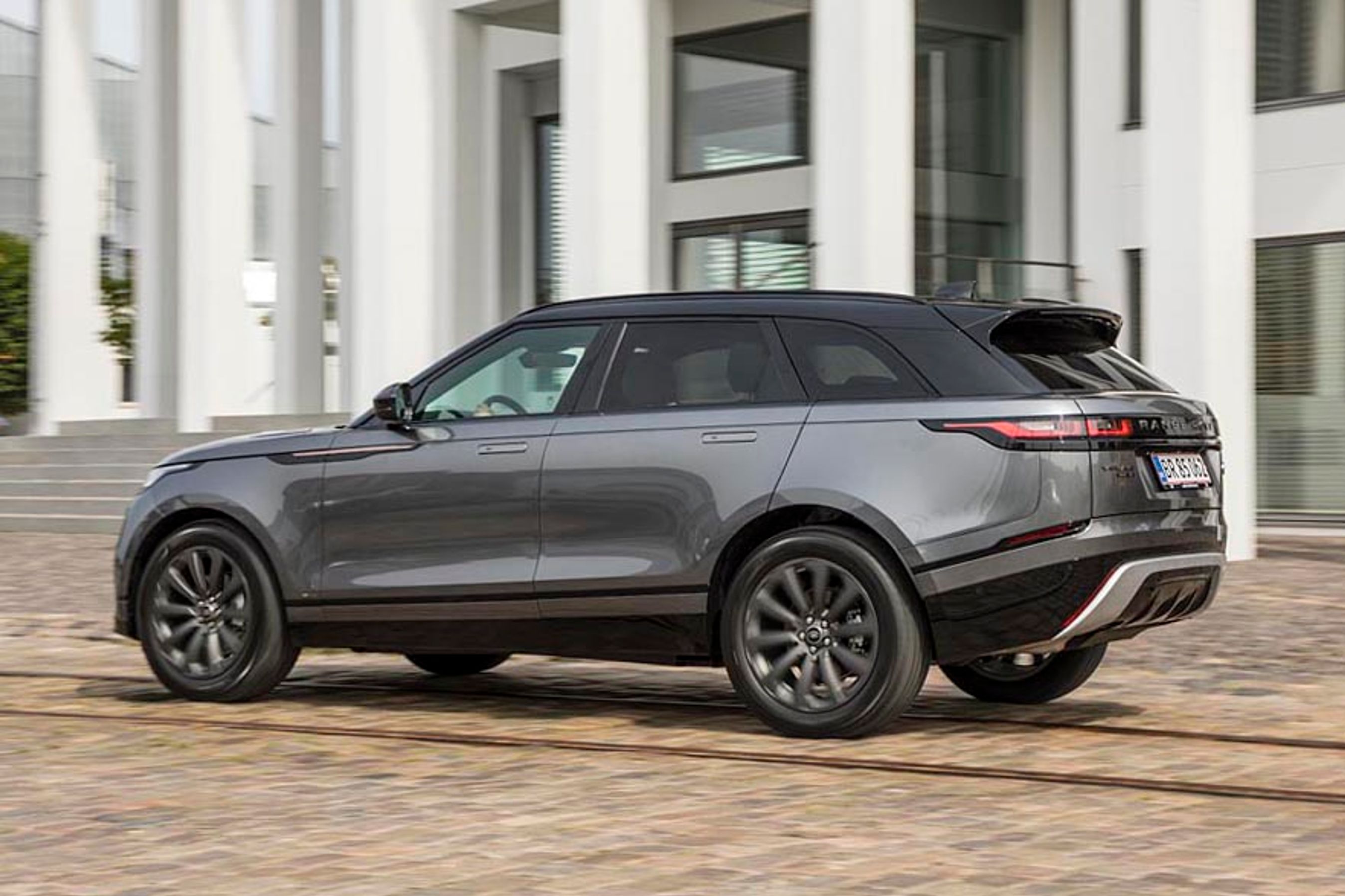 Velar er baseret på Jaguar F-Pace og byder på god plads til fire personer samt et kæmpe bagagerum, især på bagsædet er den mindre end den almindelige Range Rover. Foto: Karsten M. Lemche, FDM