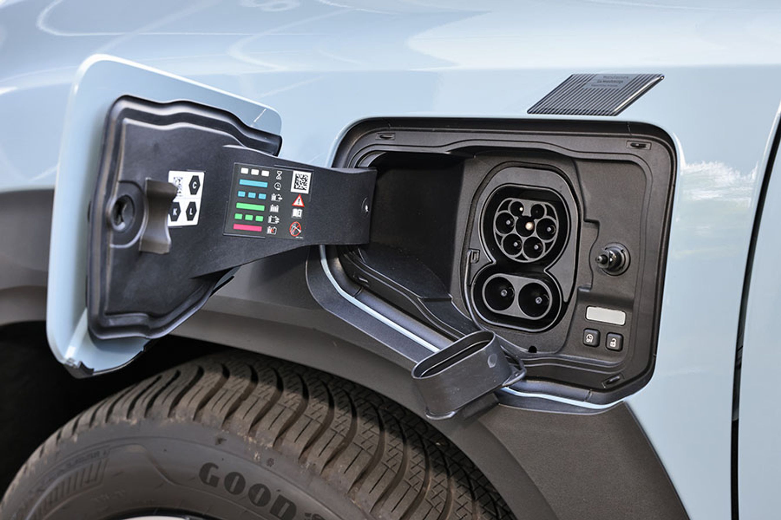 Ladestikket er placeret ved venstre forhjul. Hjemme kan bilen oplades med 11 kW (AC), og på farten kan bilen oplades med op til 100 kW (DC). En knap gør det muligt let at frigøre ladekablet, når bilen er låst op.