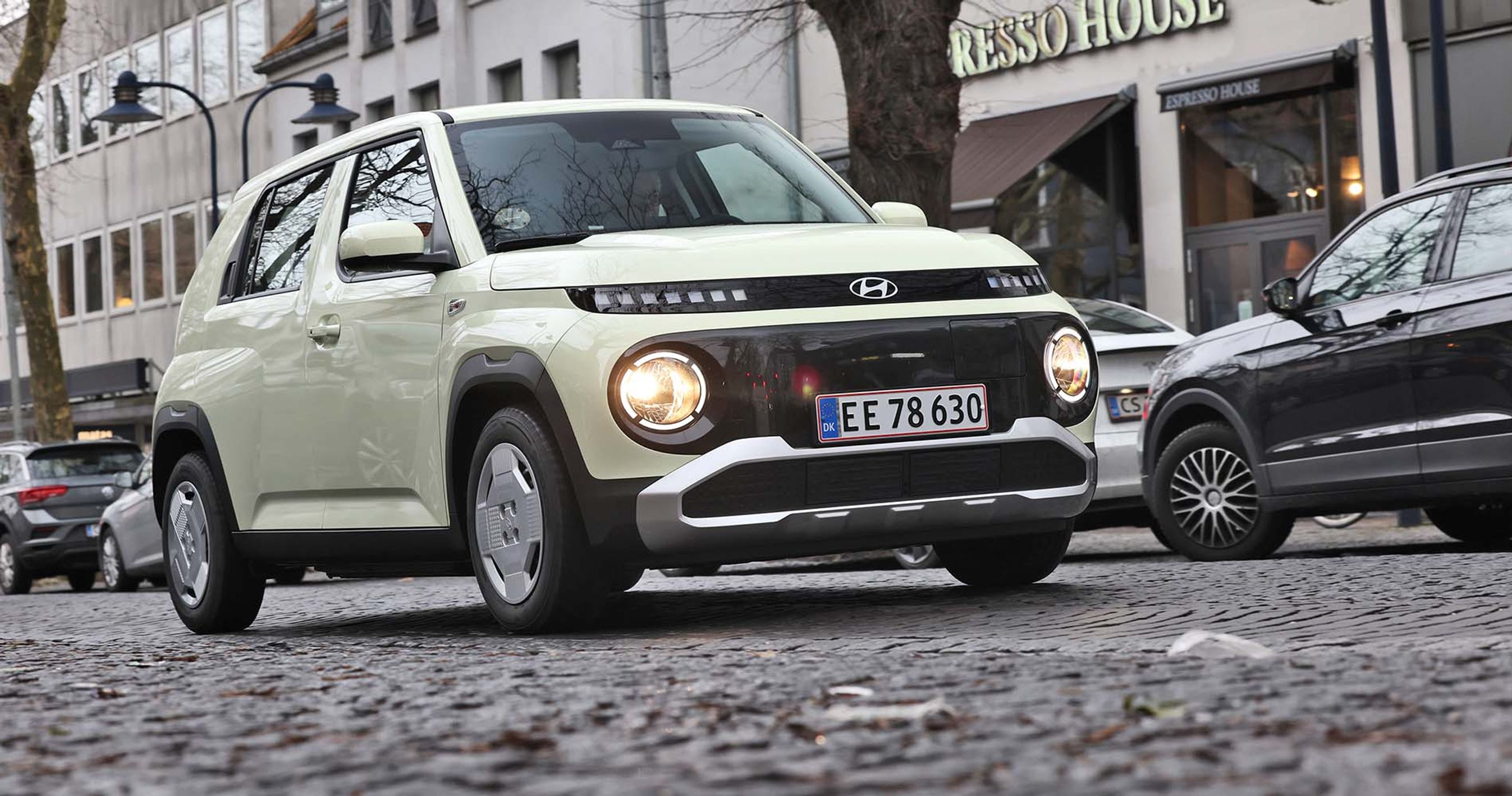 Hyundai Inster kører på gade belagt med brosten