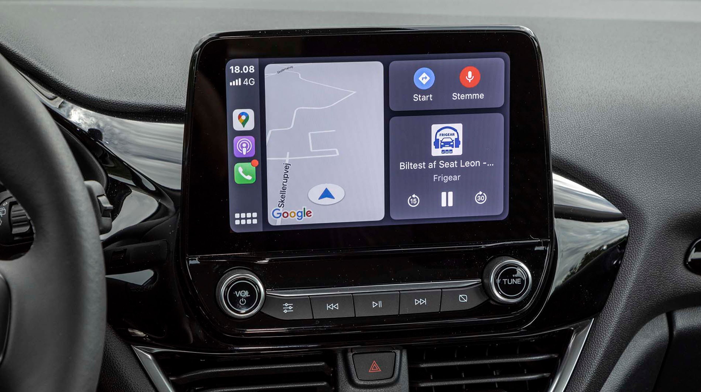 Den store skærm er højt placeret og let at betjene med danske menuer. Der er separate dreje- og trykknapper til bl.a. volumen. Apple CarPlay og DAB+ er standard, mens navigation med dansk tekst og tale skal tilkøbes som del af en attraktiv X-pakke til 13.000 kr., der også omfatter 10 B&O-Play-højttalere. Bakkamera er ikke standard.