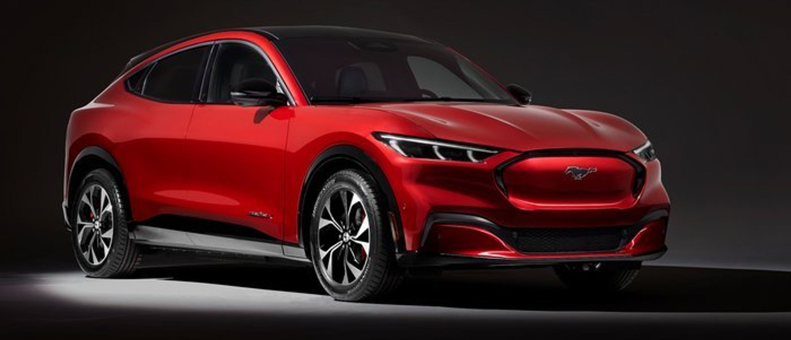 Mustang Mach-E er en elbil med linjer, der er inspireret fra den oprindelige Mustang. Bilen er skabt af Ford, men den sælges under Mustang-mærket, og der er ingen Ford-emblemer på bilen.