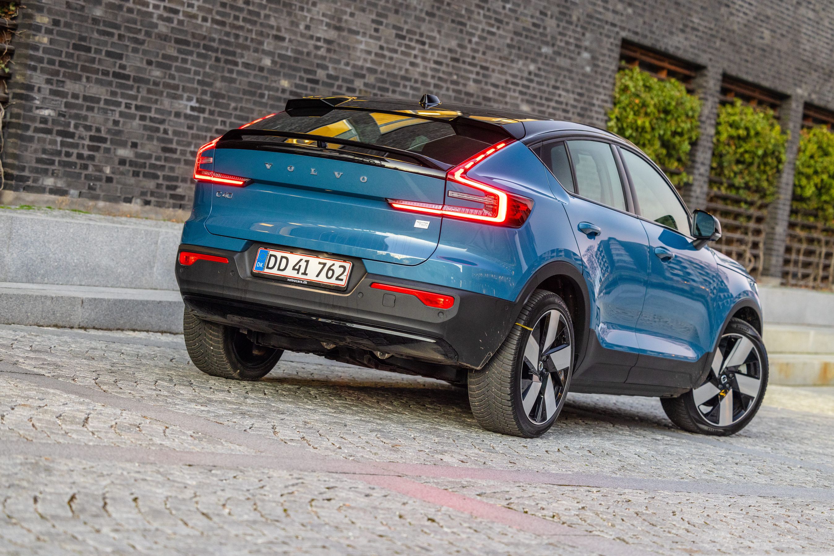 Volvo C40 er en coupé-udgave af den noget mere kantede XC40. Modsat udgangspunktet kommer C40 kun som elbil.