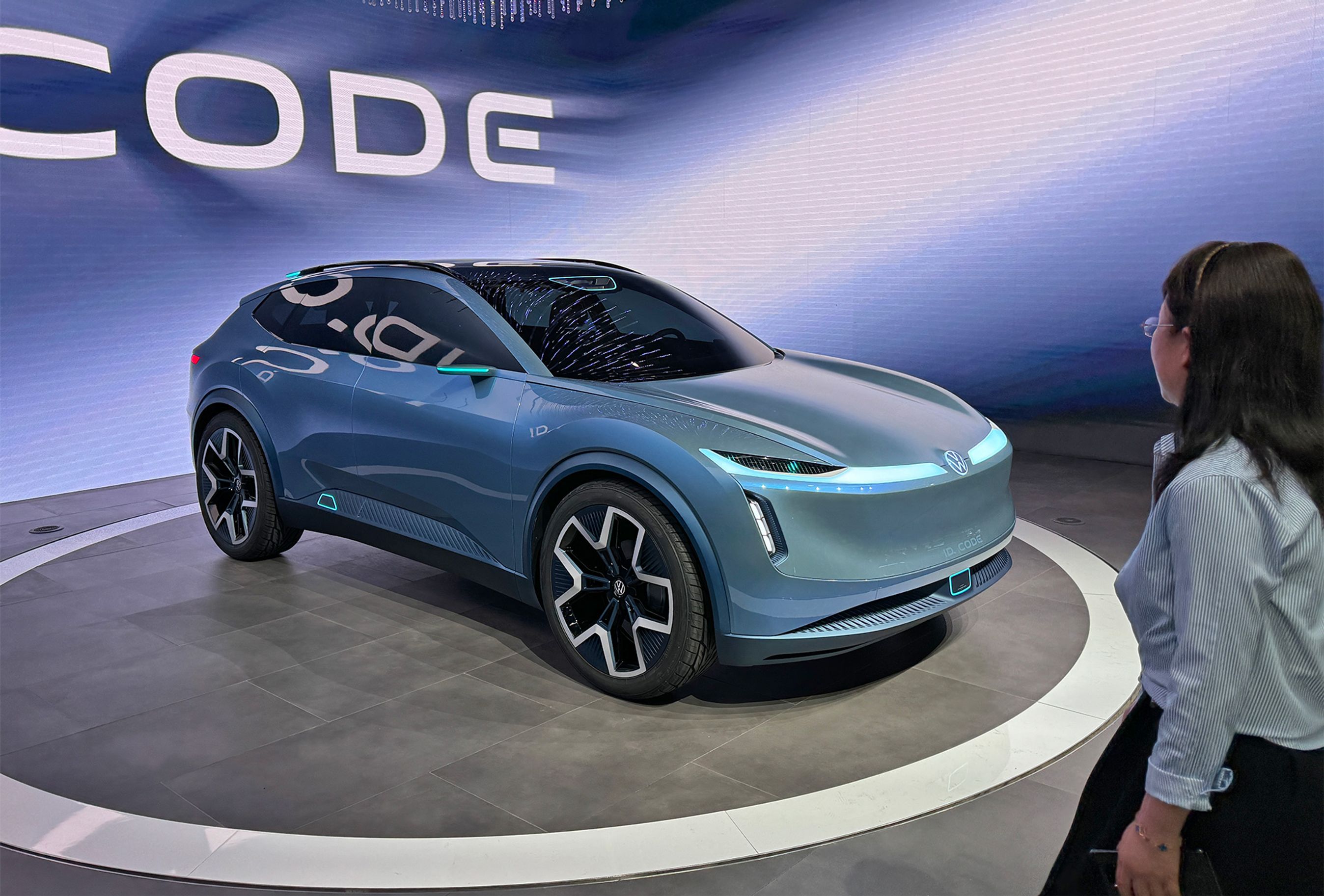 Blå VW ID. Code set skråt forfra.