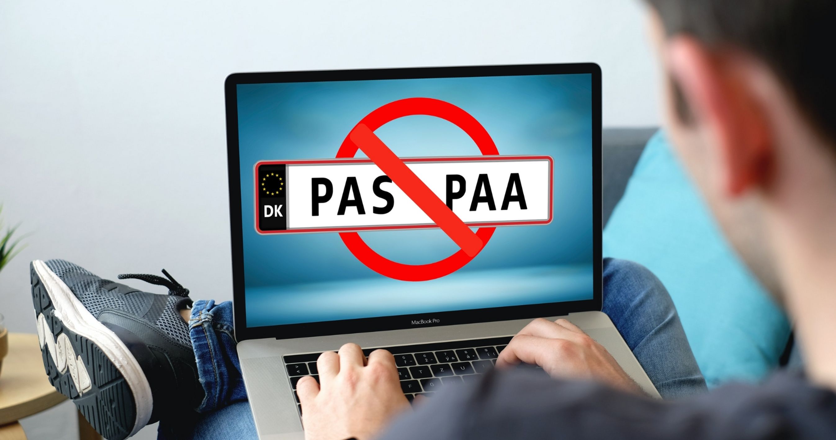 Nummerplade med ulovligt sort dk-mærke afbilledet på computerskærm