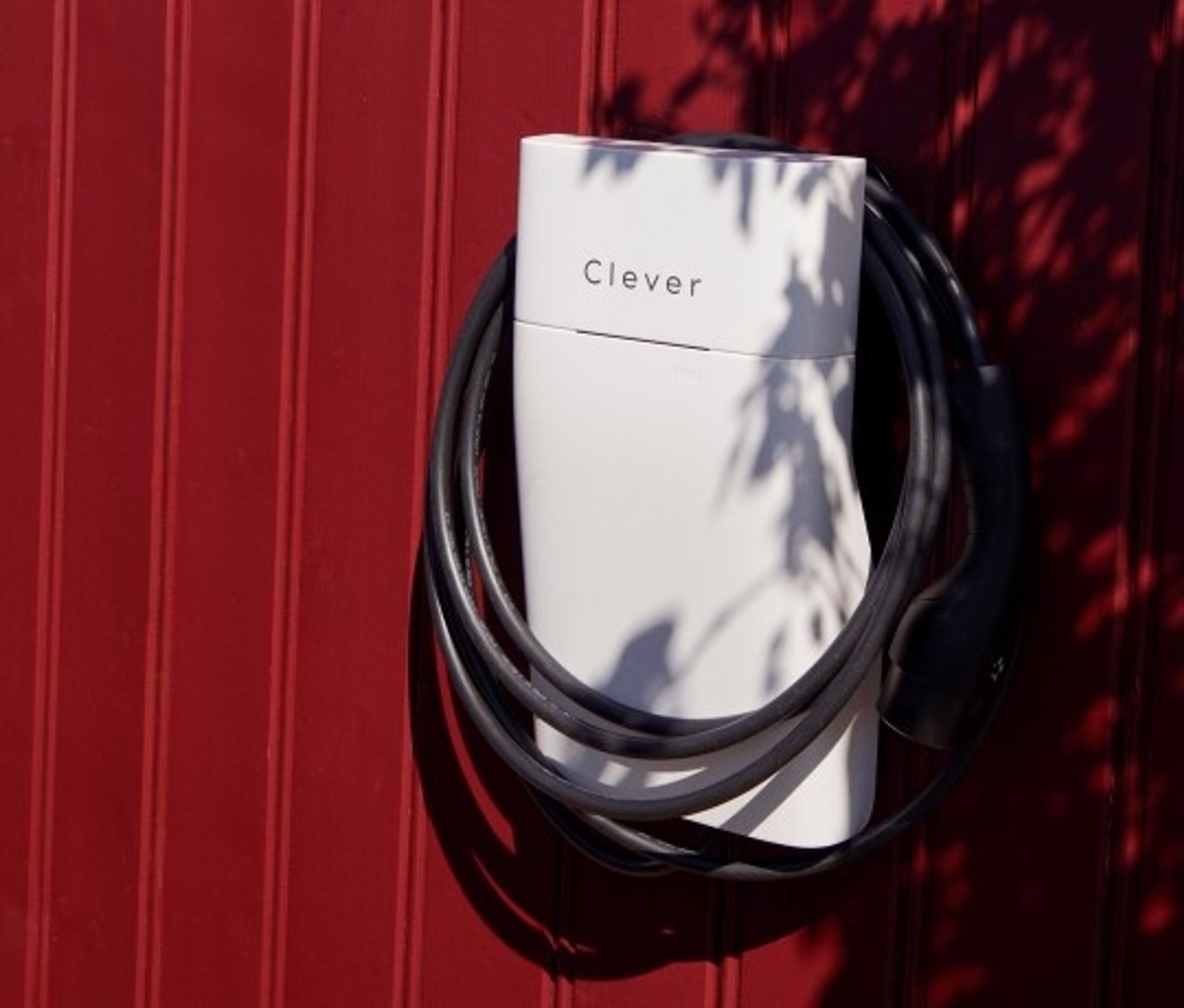 Clever ladeboks hænger på rødt træværk på Refshaleøen